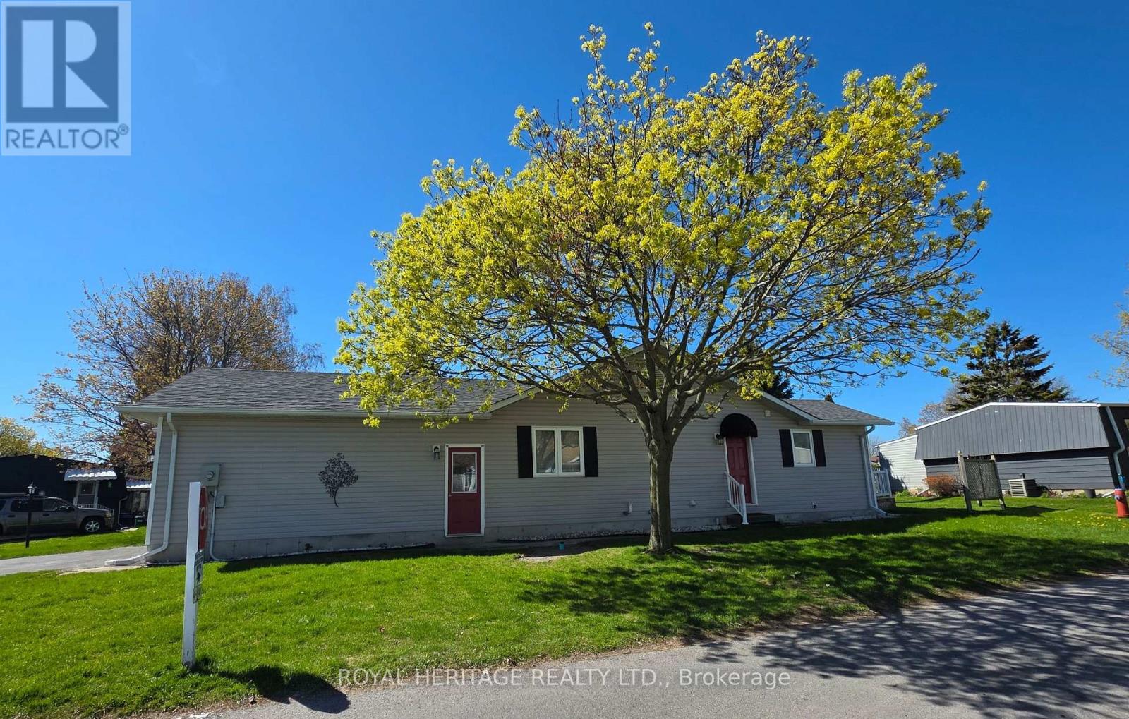 118 Bluffs Road, Clarington (Newcastle), Ontario  L1B 1A8 - Photo 2 - E13117368