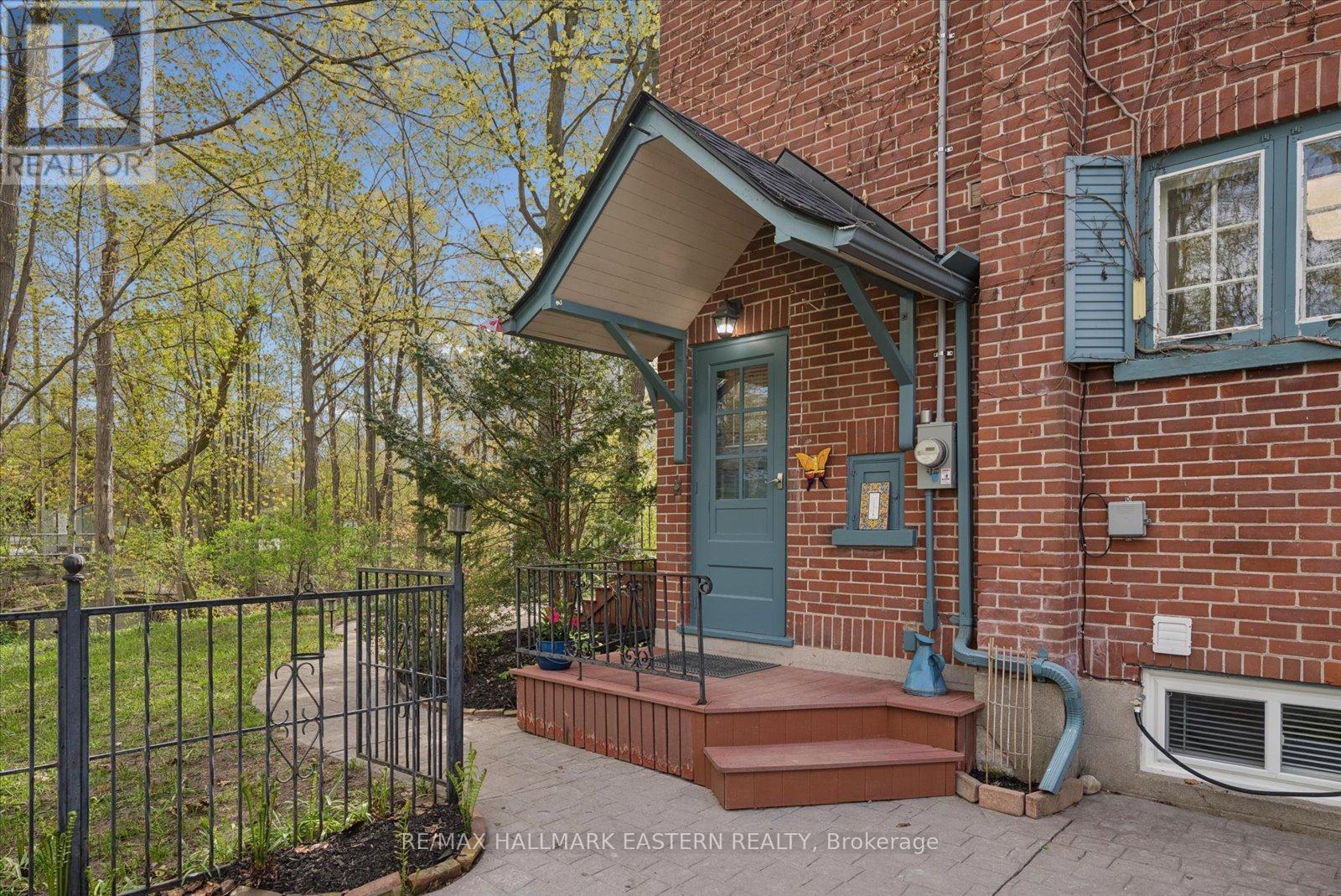 301 Engleburn Avenue, Peterborough (Ashburnham Ward 4), Ontario  K9H 1S8 - Photo 4 - X13120836