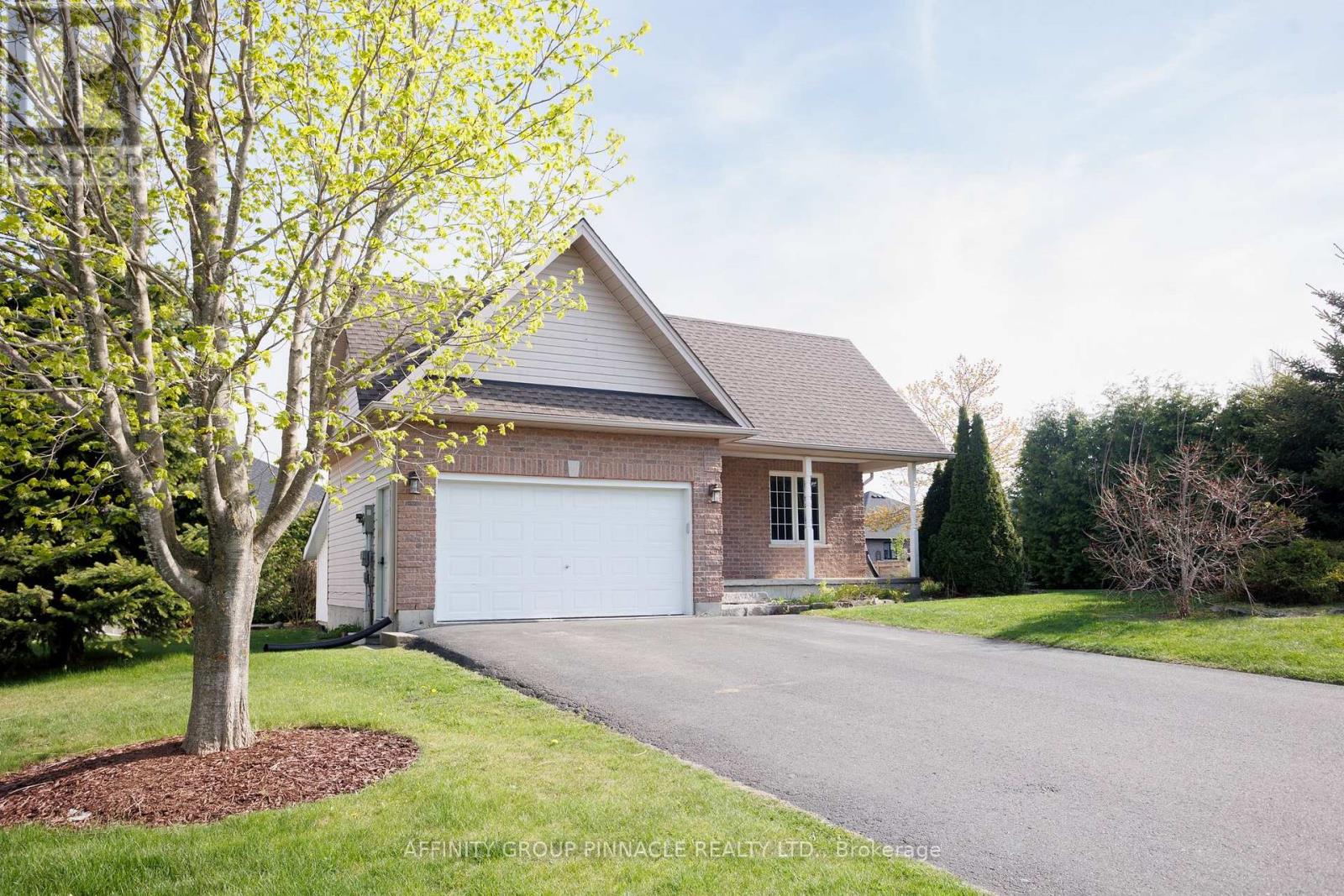 4 Champlain Boulevard, Kawartha Lakes (Lindsay), Ontario  K9V 0H9 - Photo 2 - X13121896