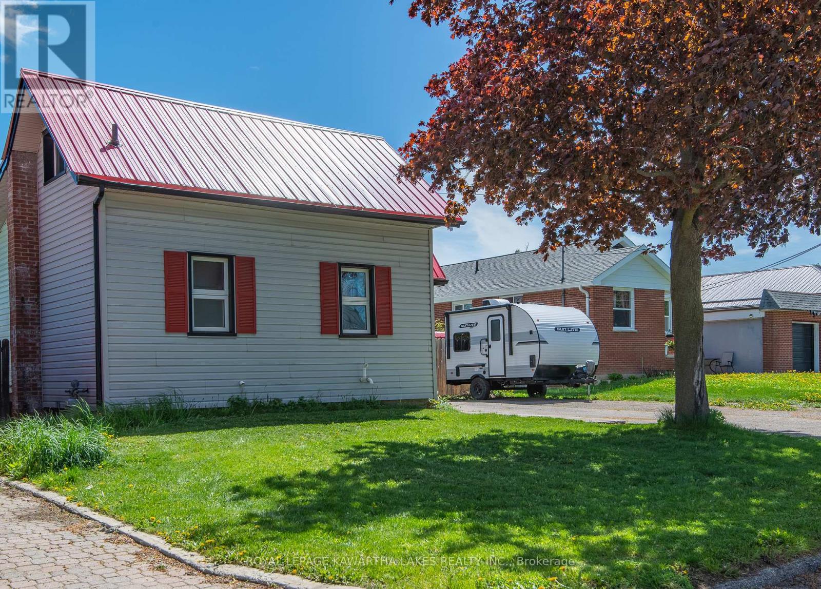 8 Wolfe Street, Kawartha Lakes (Lindsay), Ontario  K9V 2H9 - Photo 2 - X13153464