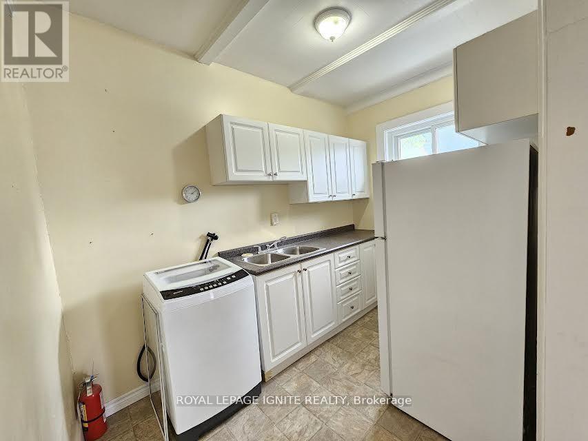 2 - 27 King Avenue E, Clarington (Newcastle), Ontario  L1B 1H3 - Photo 4 - E13164696