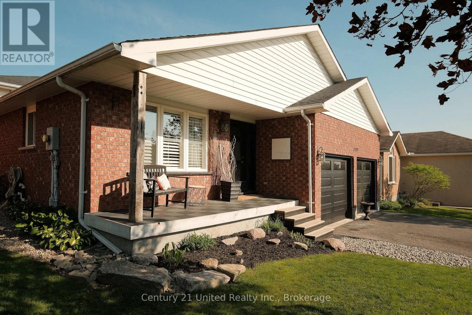 2229 Lorraine Drive, Peterborough (Northcrest Ward 5), Ontario  K9L 1Y6 - Photo 2 - X13169398