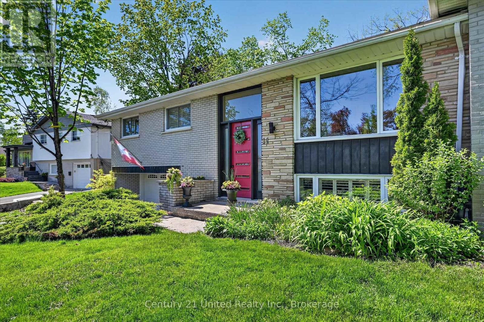 11 Crestwood Avenue, Peterborough (Monaghan Ward 2), Ontario  K9J 1M9 - Photo 2 - X13171380