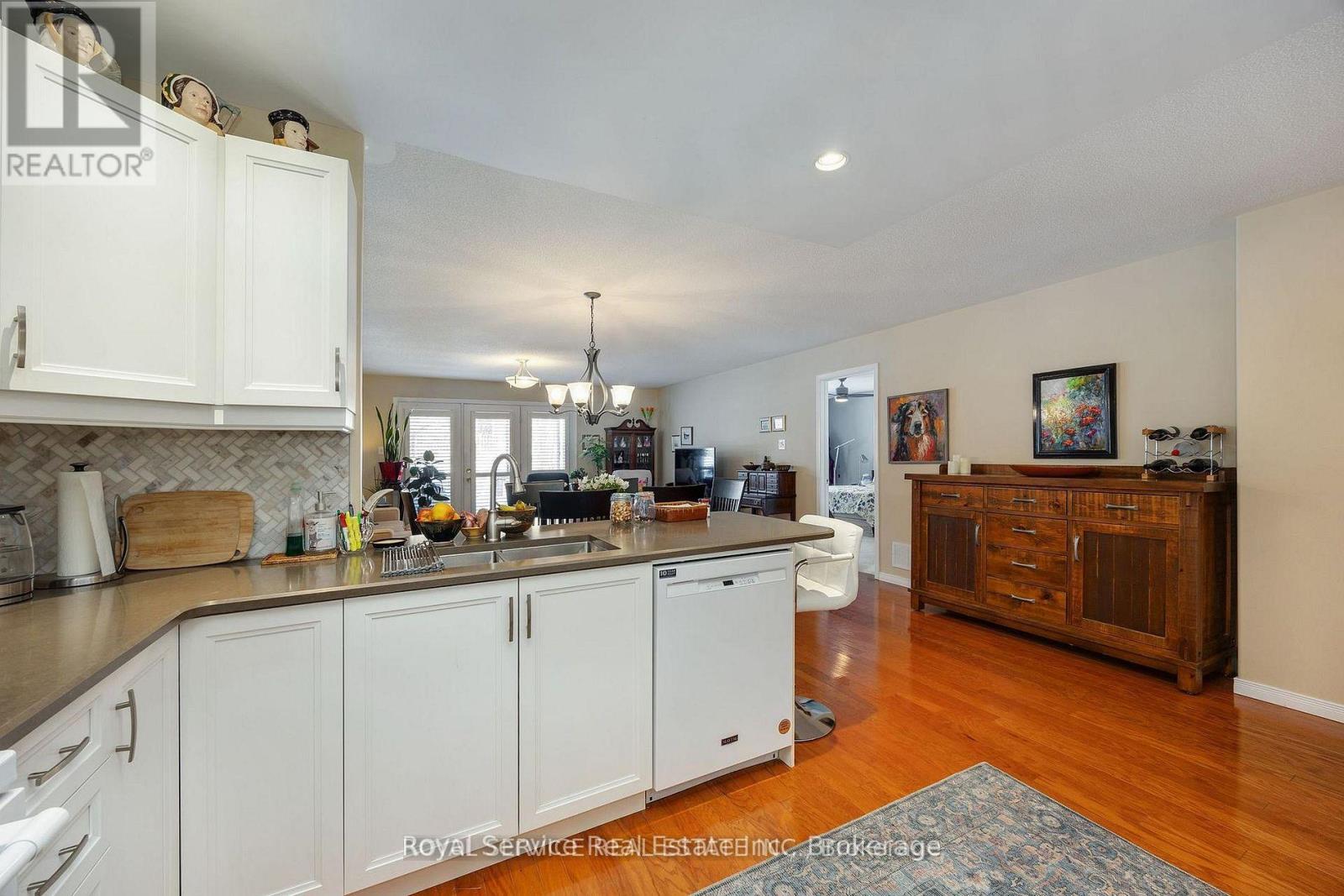 6 - 877 Wentworth Street, Peterborough (Otonabee Ward 1), Ontario  K9J 8R7 - Photo 7 - X13175006