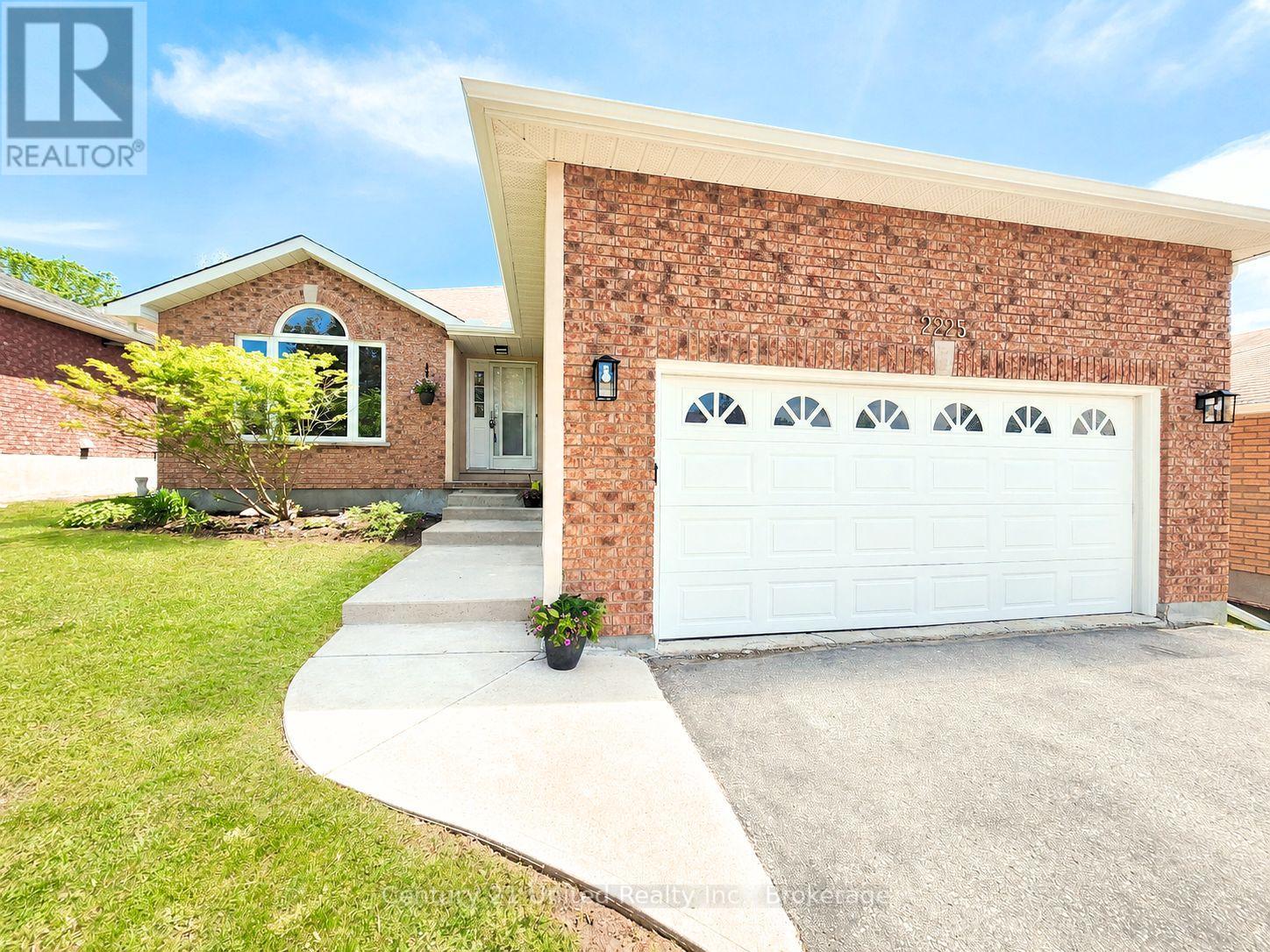 2225 Lorraine Drive, Peterborough (Northcrest Ward 5), Ontario  K9L 1Y6 - Photo 2 - X13175134