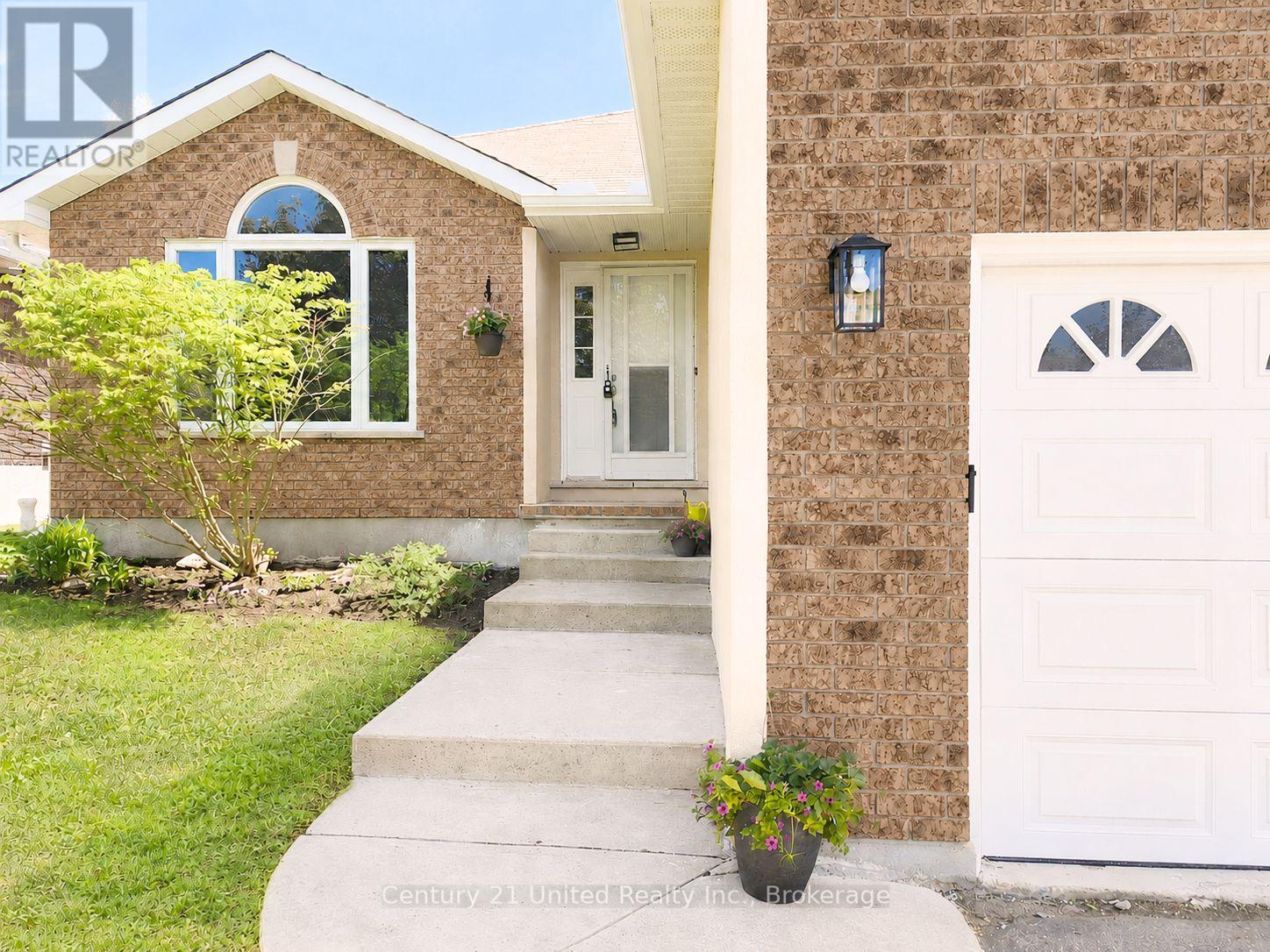 2225 Lorraine Drive, Peterborough (Northcrest Ward 5), Ontario  K9L 1Y6 - Photo 3 - X13175134