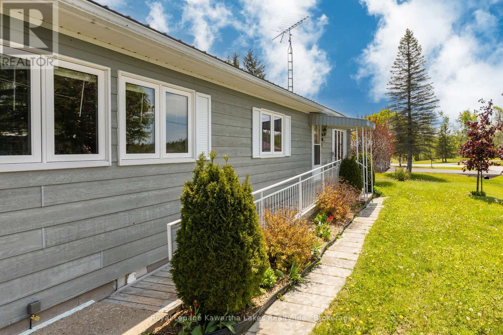 9 Vista Drive, Kawartha Lakes (Lindsay), Ontario  K9V 0H7 - Photo 4 - X13212332