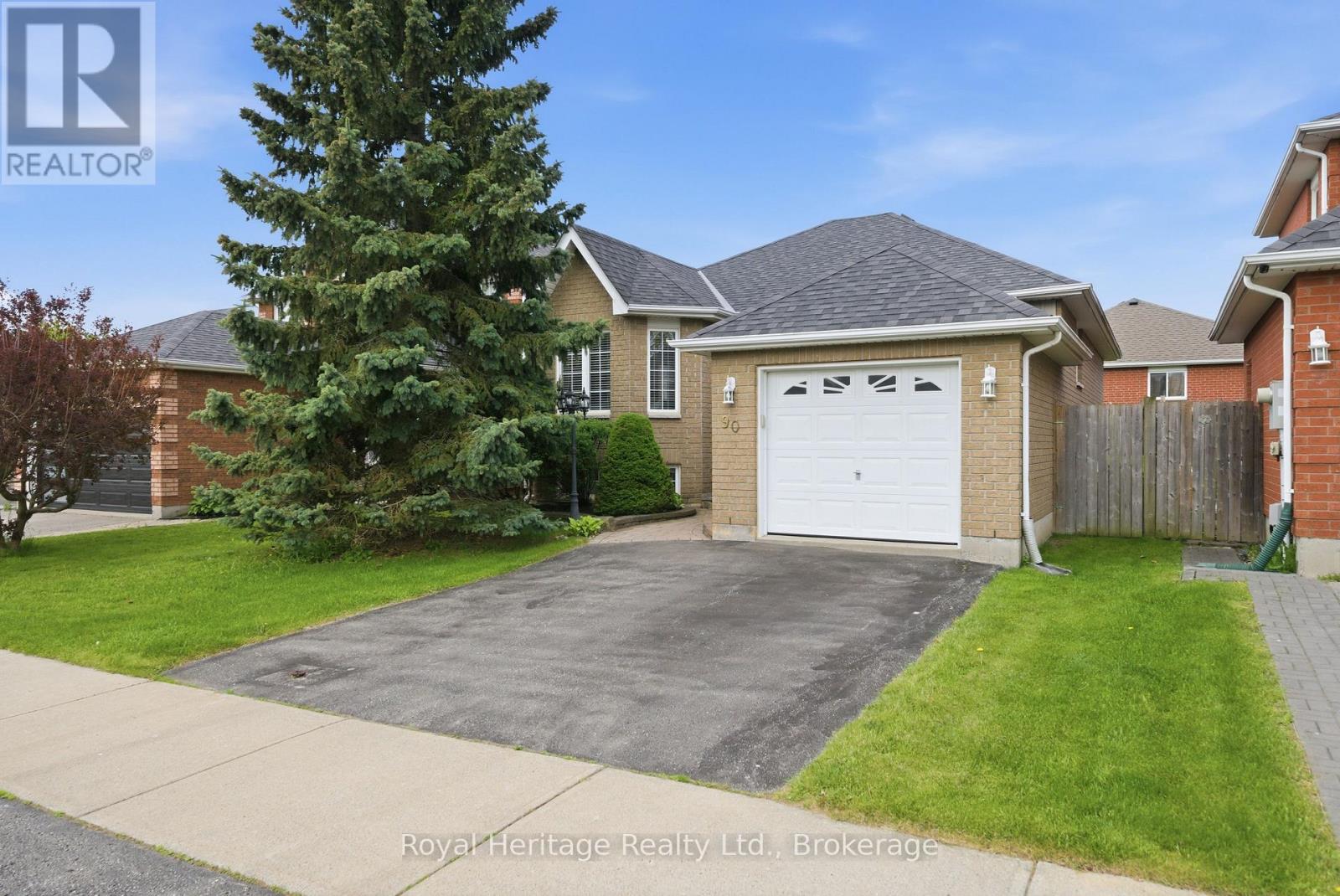 90 Bloom Avenue, Clarington (Newcastle), Ontario  L1B 1N6 - Photo 2 - E13226350