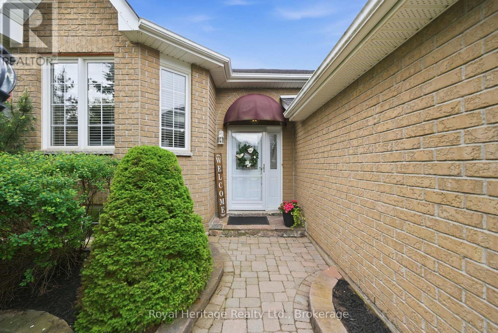 90 Bloom Avenue, Clarington (Newcastle), Ontario  L1B 1N6 - Photo 3 - E13226350