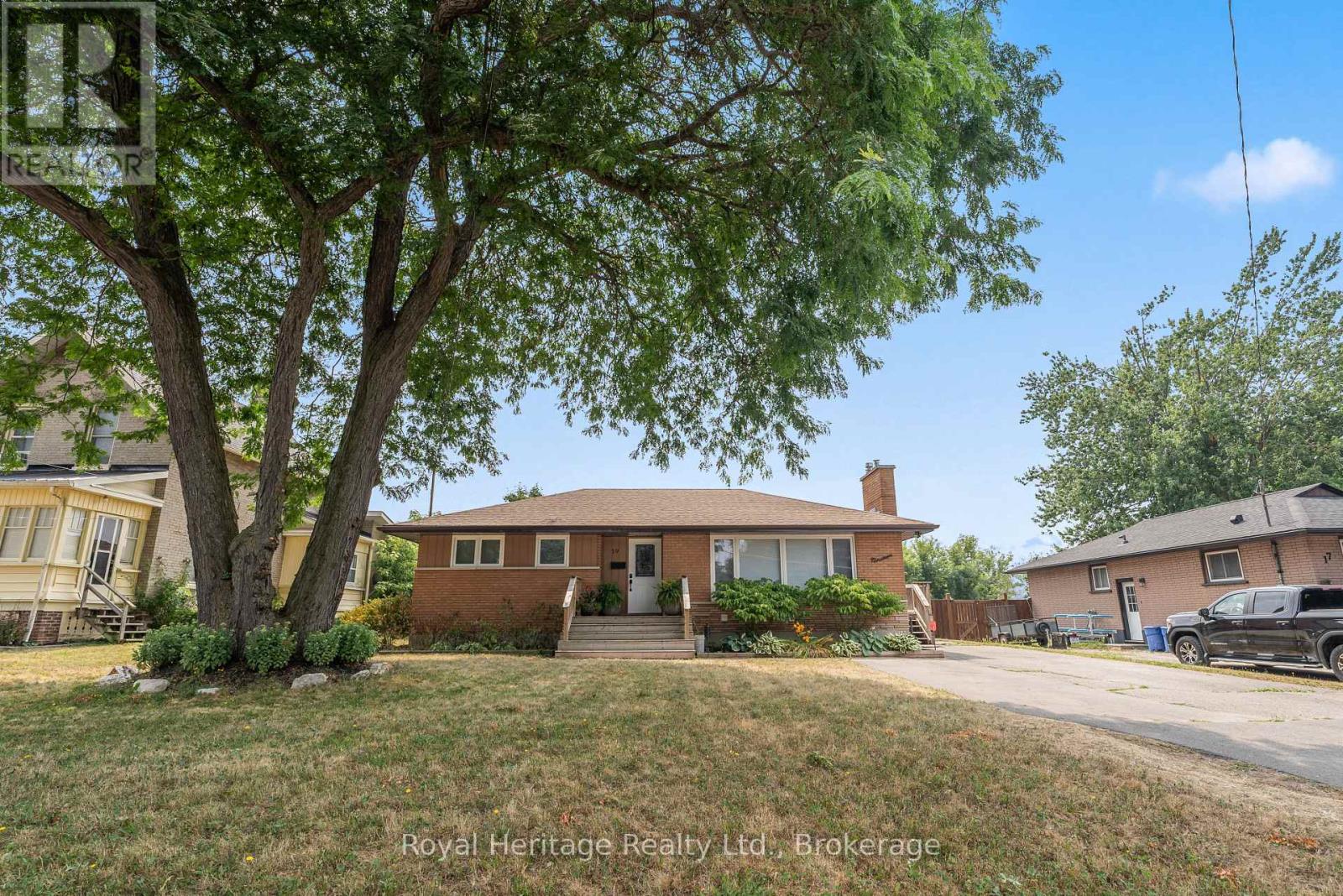Lower - 19 Kawartha Drive, Kawartha Lakes (Lindsay), Ontario  K9V 1A6 - Photo 2 - X13411808