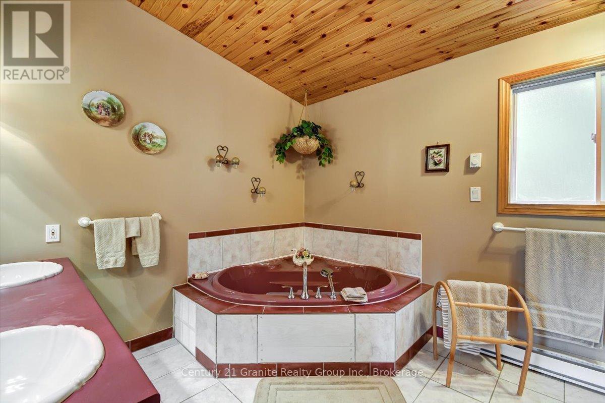2077 Mink Lake Road, Hastings Highlands (Mcclure Ward), Ontario  K0L 1P0 - Photo 10 - X13437656