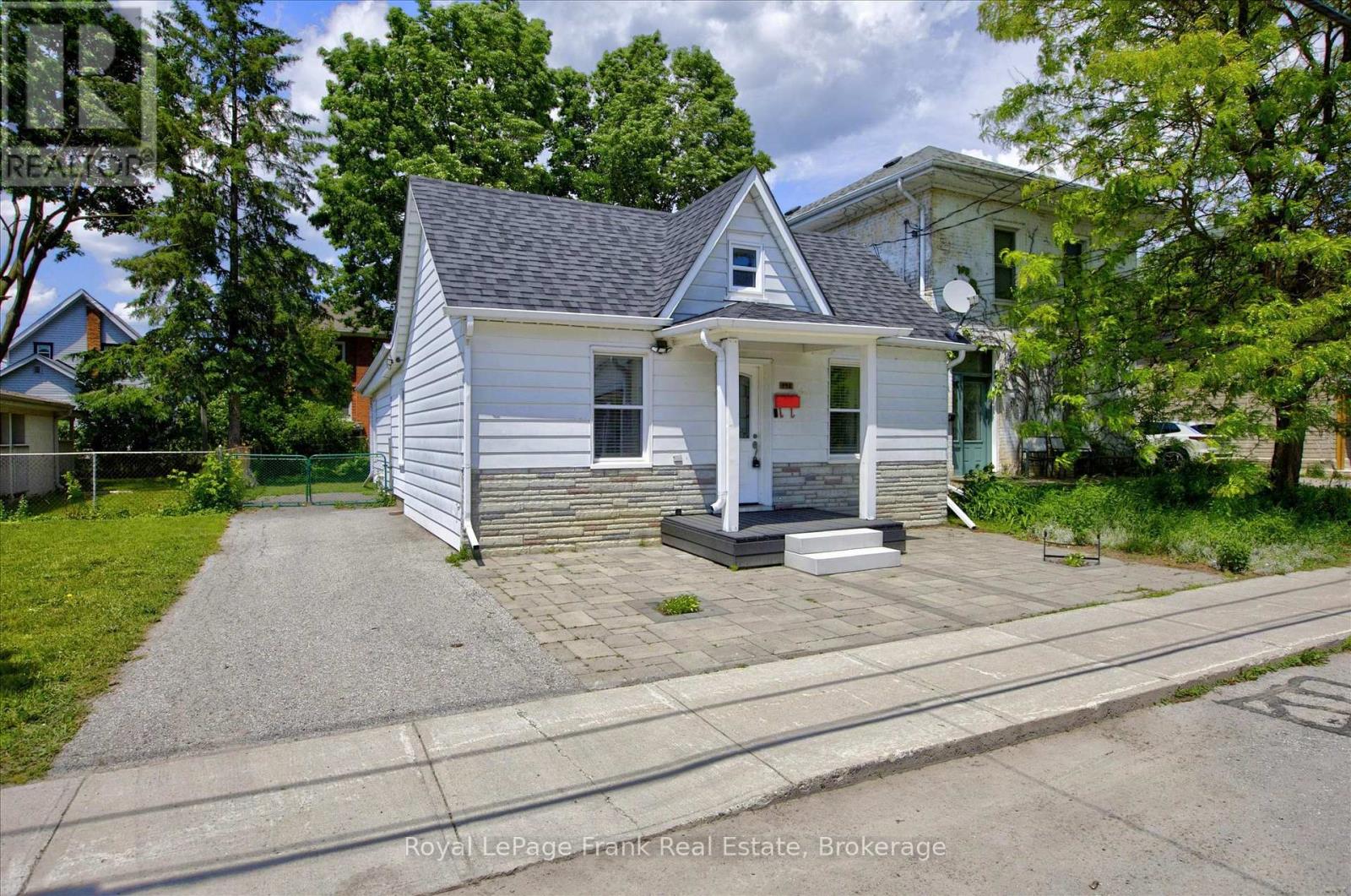 498 Hopkins Avenue, Peterborough (Town Ward 3), Ontario  K9H 2R8 - Photo 2 - X13457262