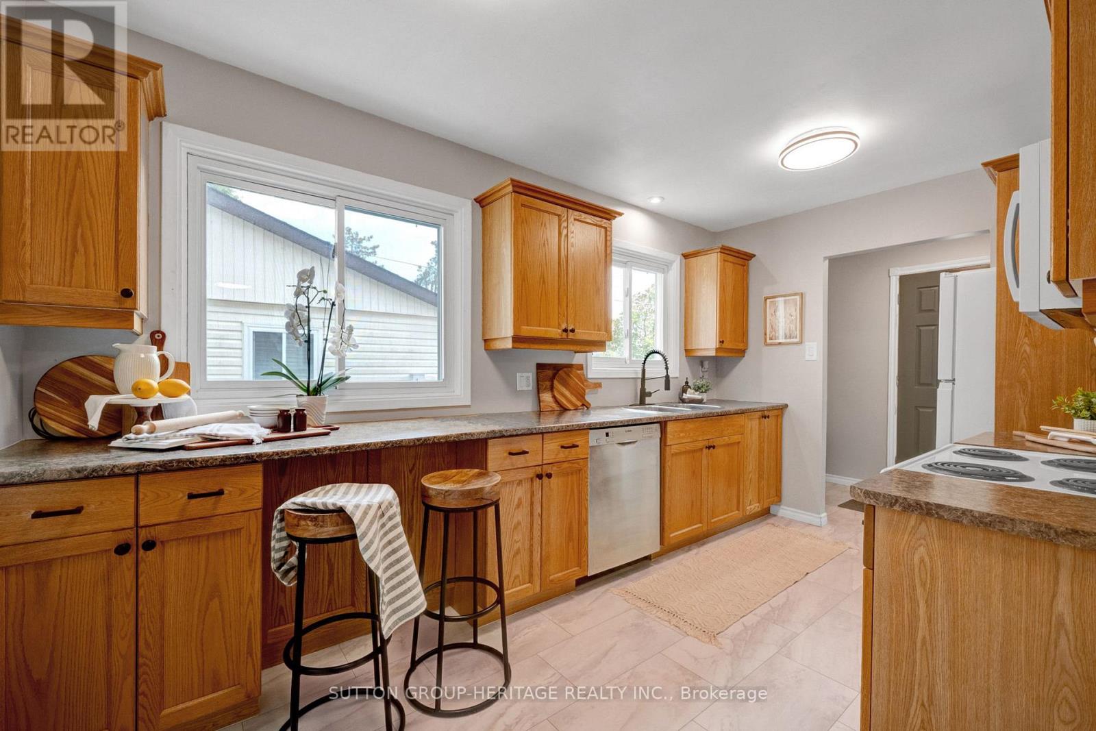 46 Alexander Avenue, Peterborough (Monaghan Ward 2), Ontario  K9J 6B4 - Photo 6 - X13459268