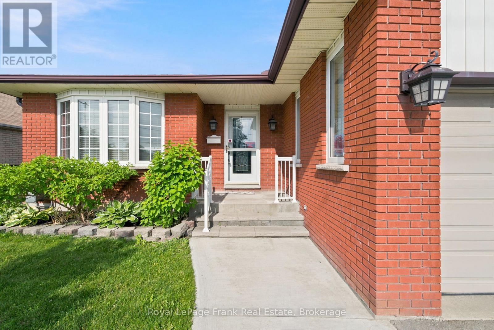 126 Angeline Street S, Kawartha Lakes (Lindsay), Ontario  K9V 3L6 - Photo 2 - X13497406