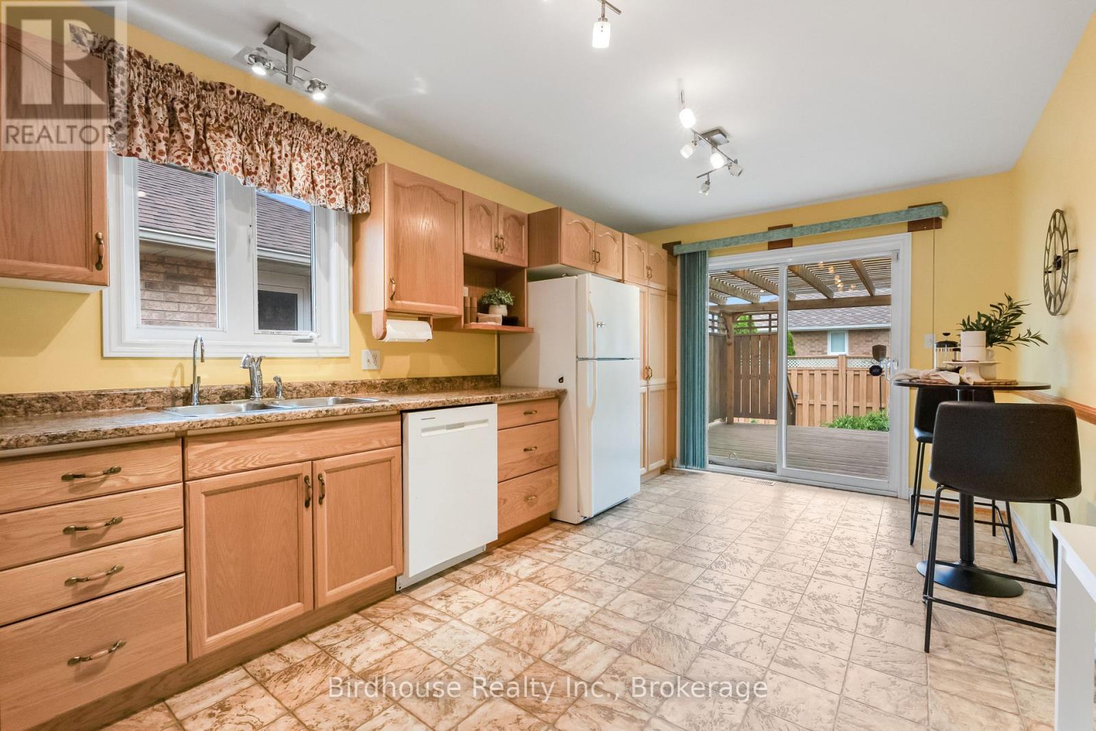 6 Eakins Crescent, Kawartha Lakes (Lindsay), Ontario  K9V 6H8 - Photo 10 - X13501218