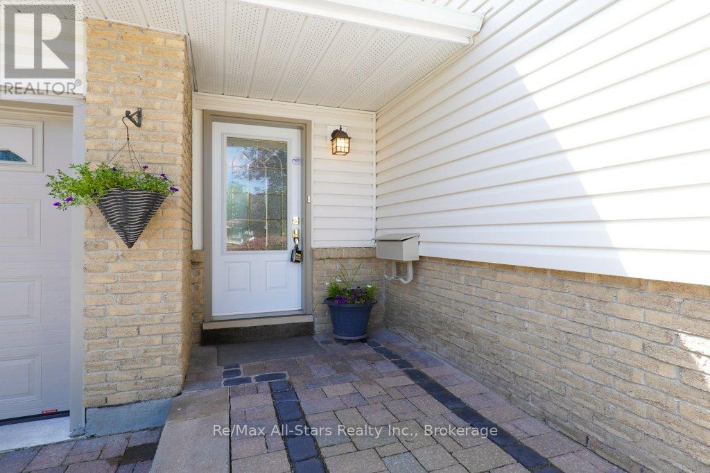 15 Edwin Street, Kawartha Lakes (Lindsay), Ontario  K9V 4X9 - Photo 2 - X13518210