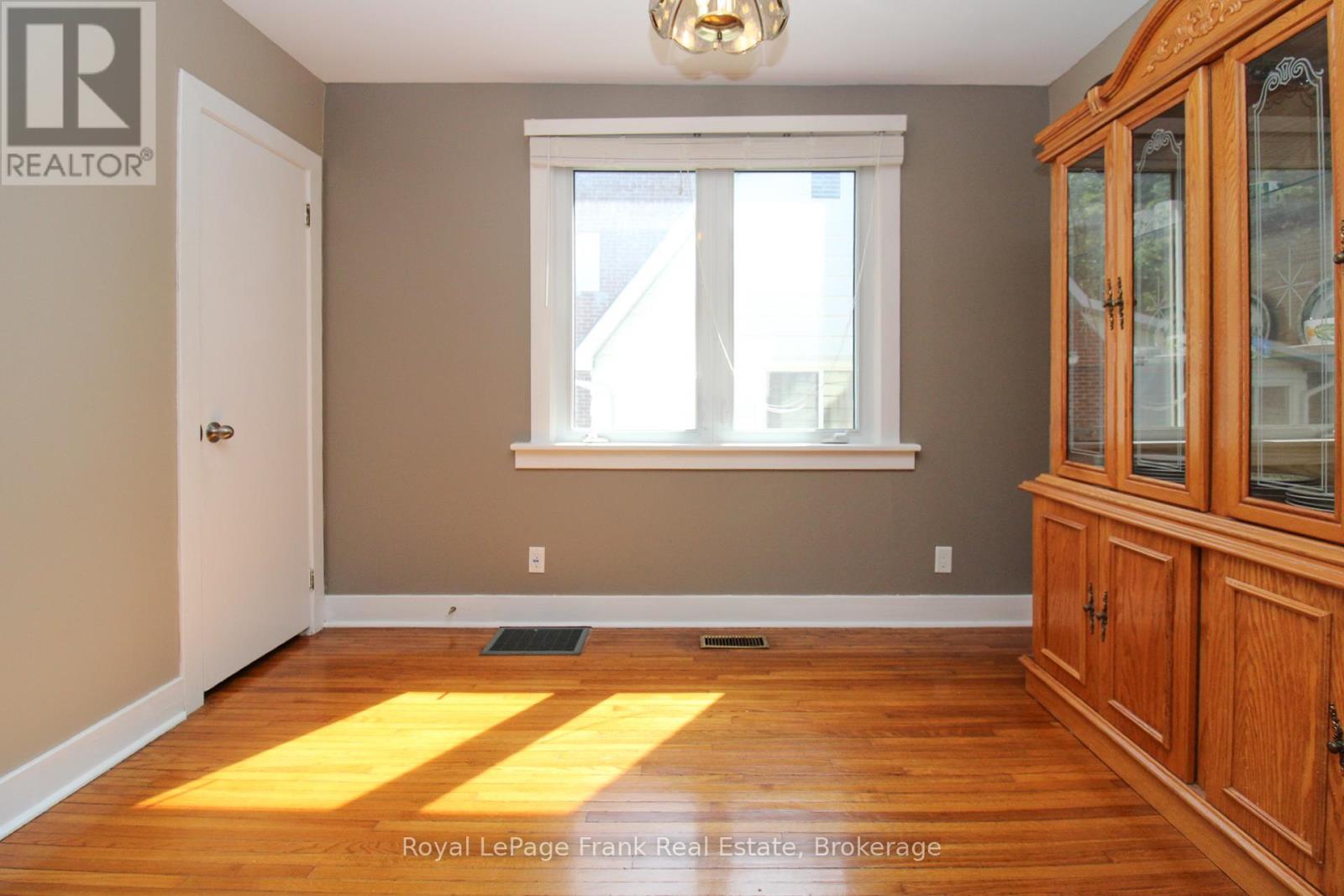 938 Parkhill Road W, Peterborough (Monaghan Ward 2), Ontario  K9J 6P3 - Photo 11 - X13518414