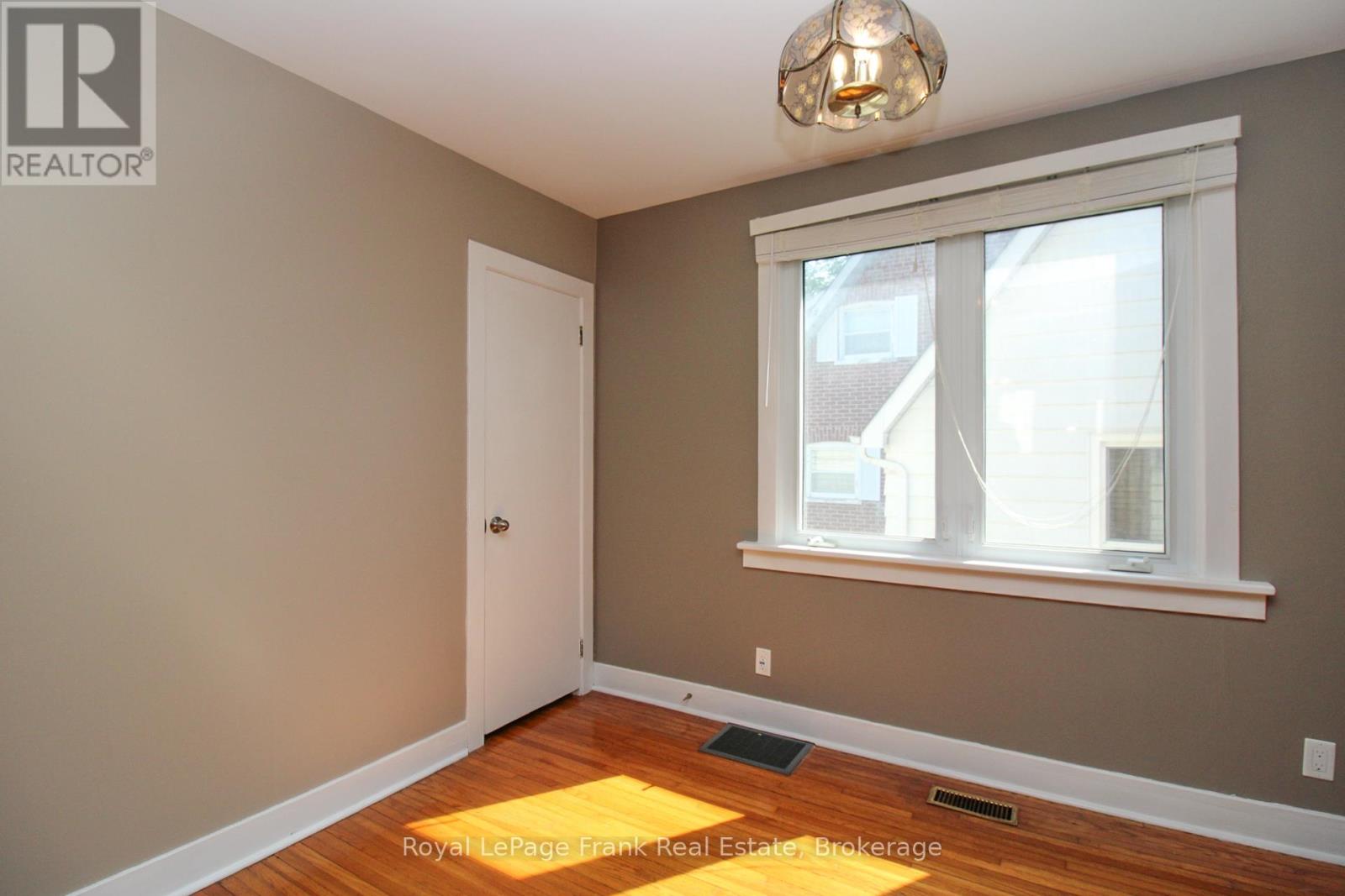 938 Parkhill Road W, Peterborough (Monaghan Ward 2), Ontario  K9J 6P3 - Photo 12 - X13518414