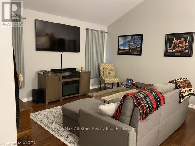24 Beall Street, Kawartha Lakes (Lindsay), Ontario  K9V 6J6 - Photo 2 - X13528074