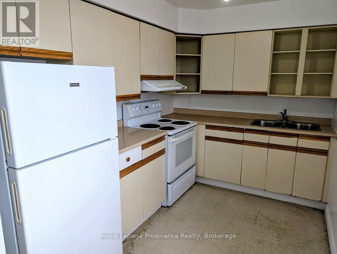 301 - 328 Aylmer Street, Peterborough (Town Ward 3), Ontario  K9H 3V6 - Photo 2 - X13530788
