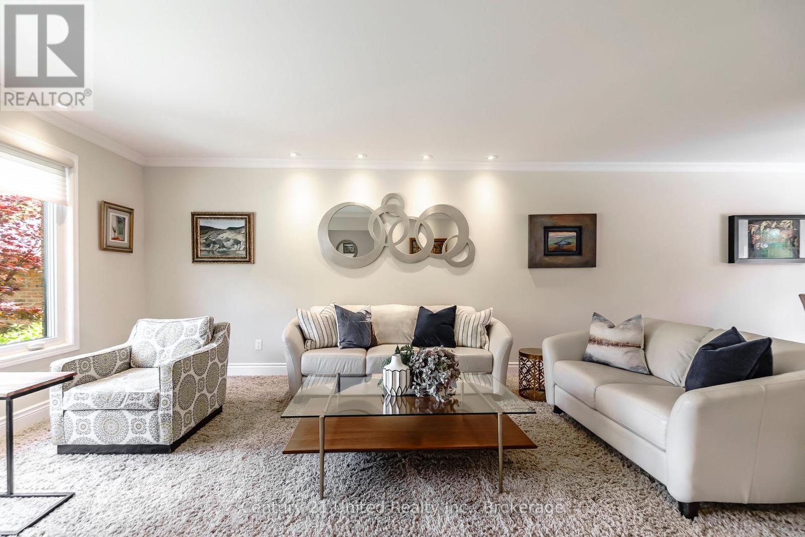 33 Oakwood Crescent, Peterborough (Monaghan Ward 2), Ontario  K9J 1N2 - Photo 9 - X13542648