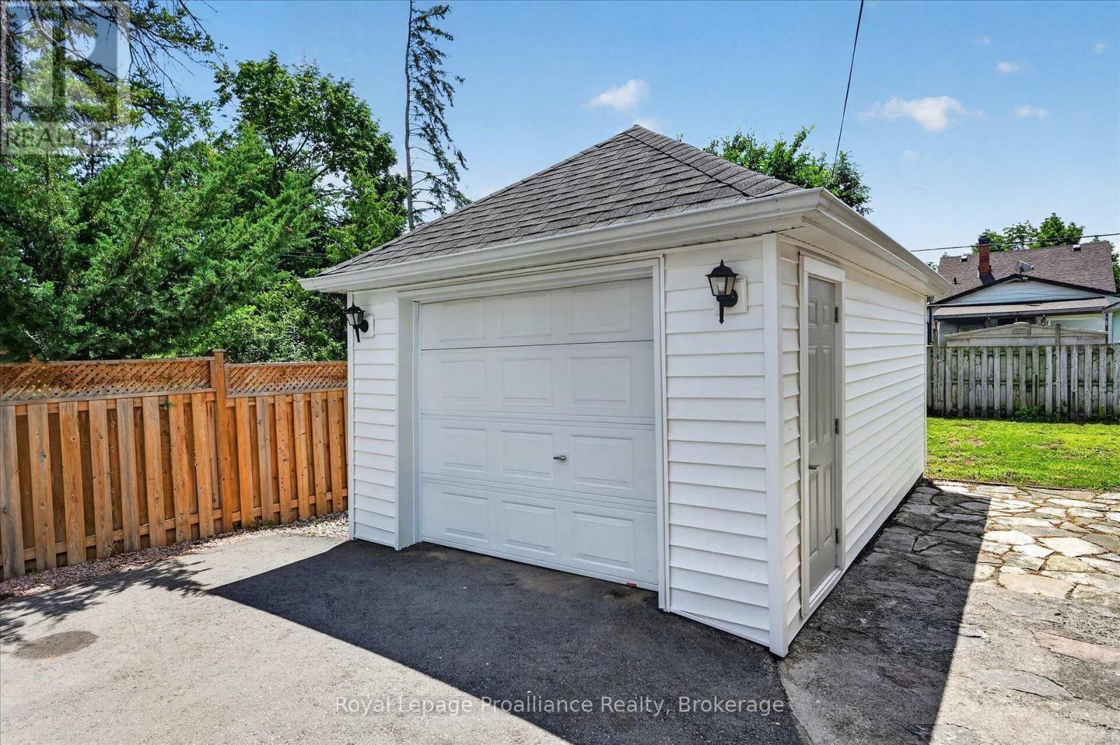 107 Morrow Street, Peterborough (Otonabee Ward 1), Ontario  K9J 1X4 - Photo 33 - X13556450