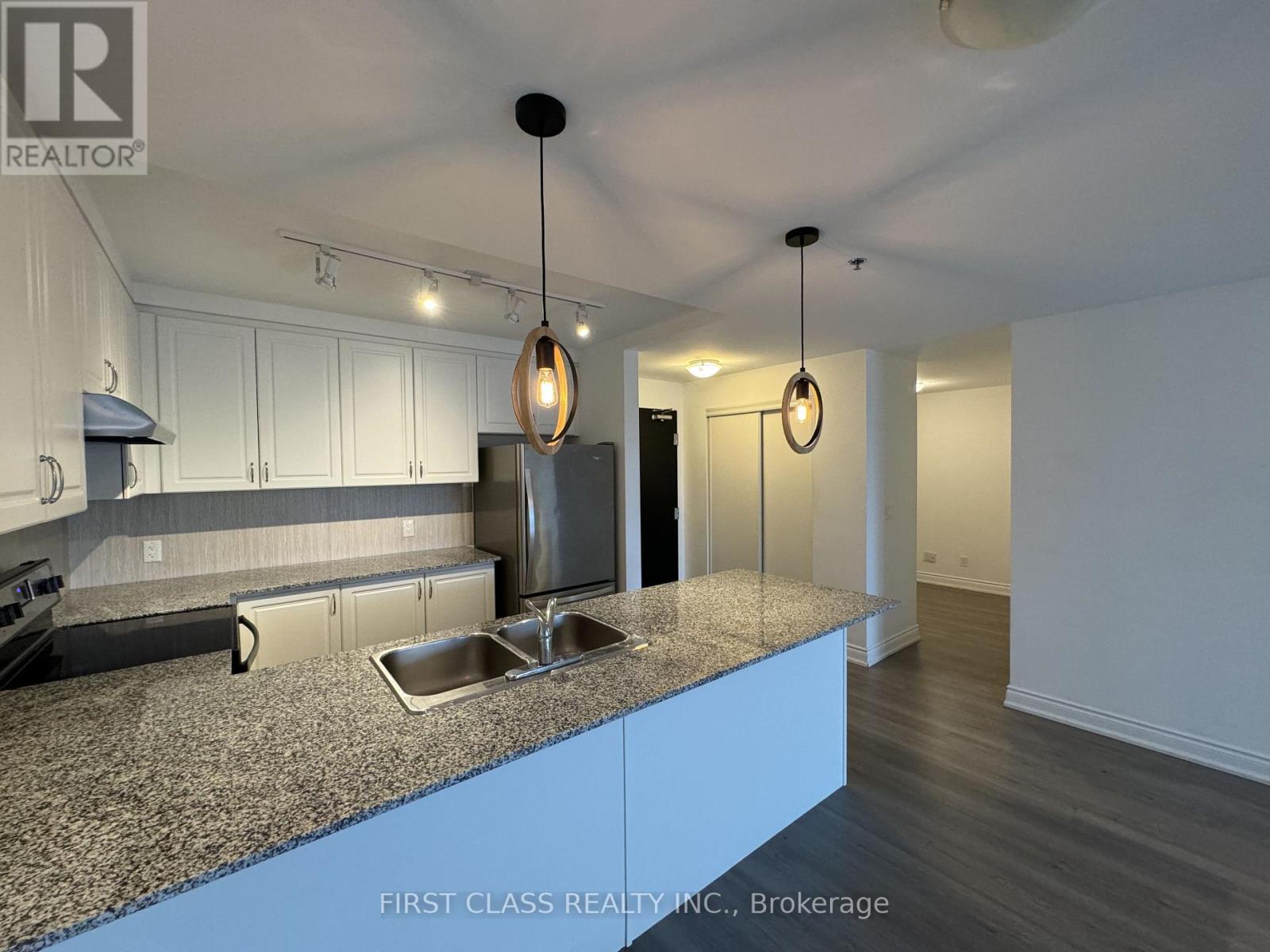 21 Brookhouse Drive, Clarington (Newcastle), Ontario  L1B 0V4 - Photo 6 - E13561092