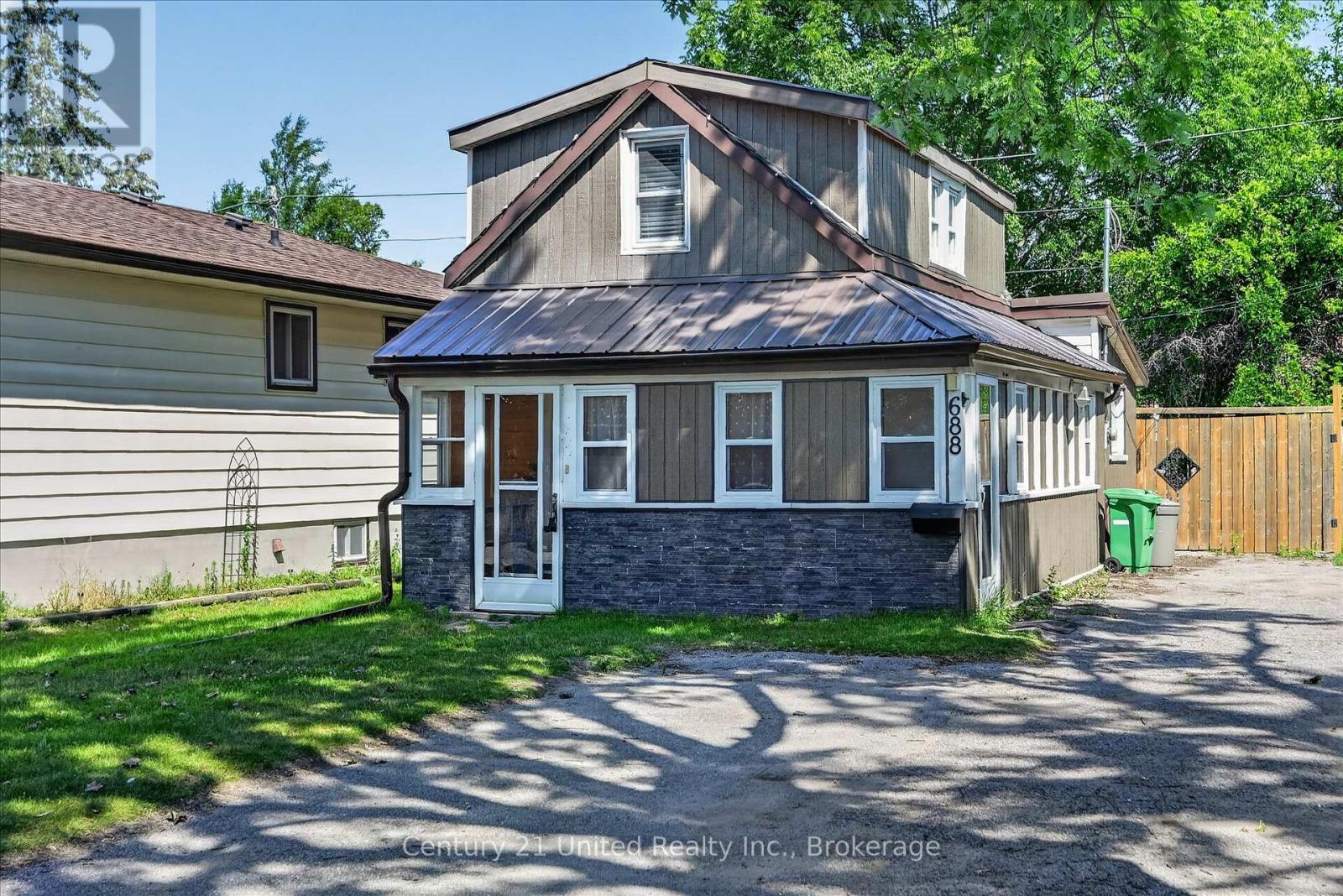 688 St Marys Street, Peterborough (Otonabee Ward 1), Ontario  K9J 4G9 - Photo 2 - X13562388