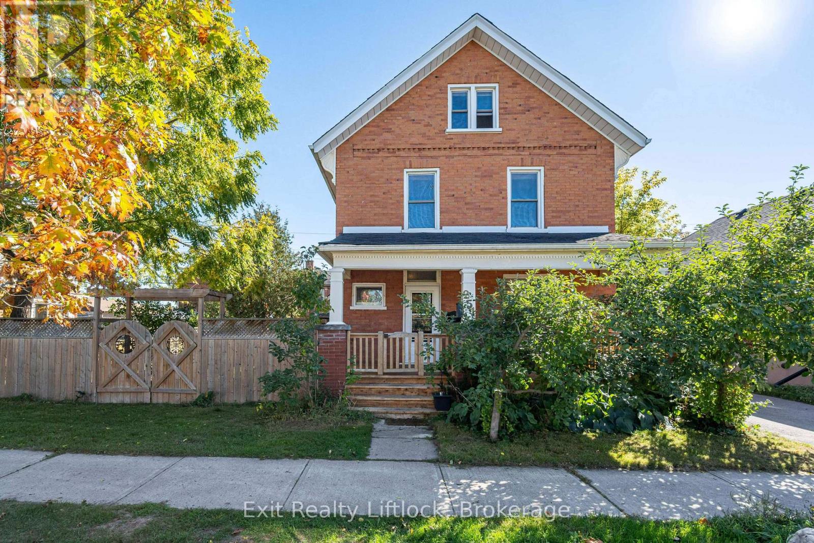 251 Prince Street, Peterborough (Town Ward 3), Ontario  K9J 2A6 - Photo 2 - X13598754