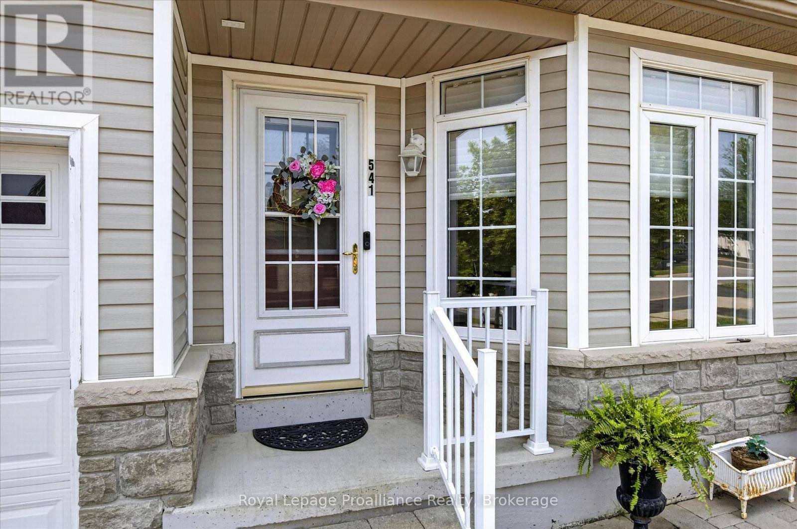 541 Garbutt Terrace, Peterborough (Northcrest Ward 5), Ontario  K9H 7S9 - Photo 4 - X13617090