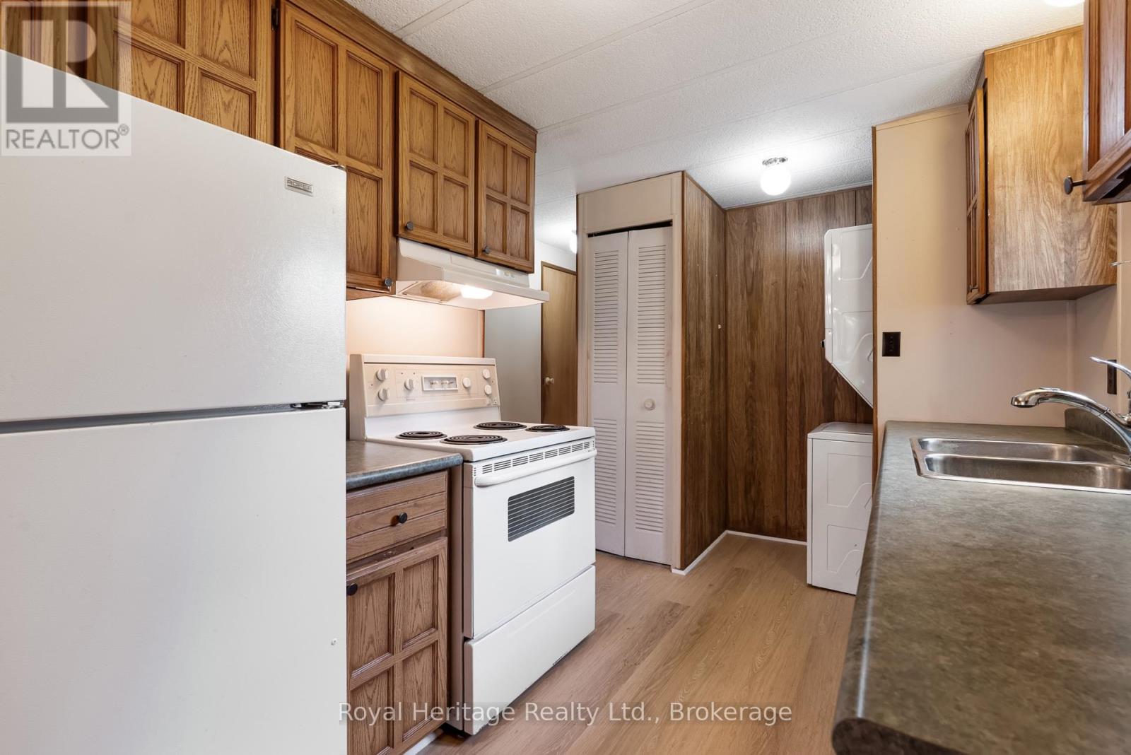 2 Fenelon Way, Kawartha Lakes (Lindsay), Ontario  K9V 4R3 - Photo 8 - X13620326