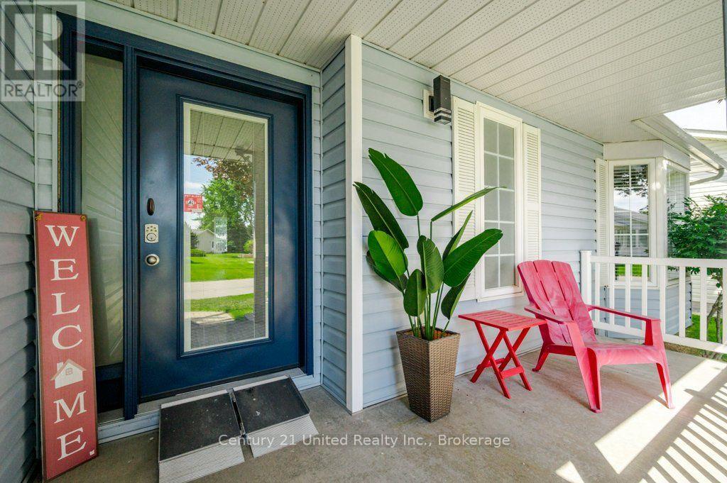 11 Algonquin Trail, Clarington (Bowmanville), Ontario  L1B 1A1 - Photo 4 - E13625768