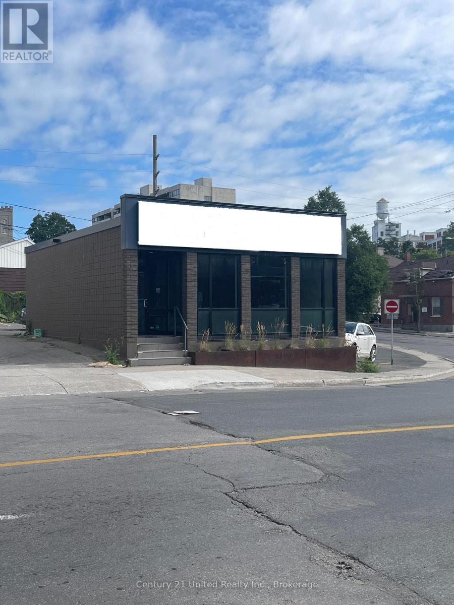 114 Simcoe Street, Peterborough (Town Ward 3), Ontario  K9H 2H4 - Photo 3 - X13626474