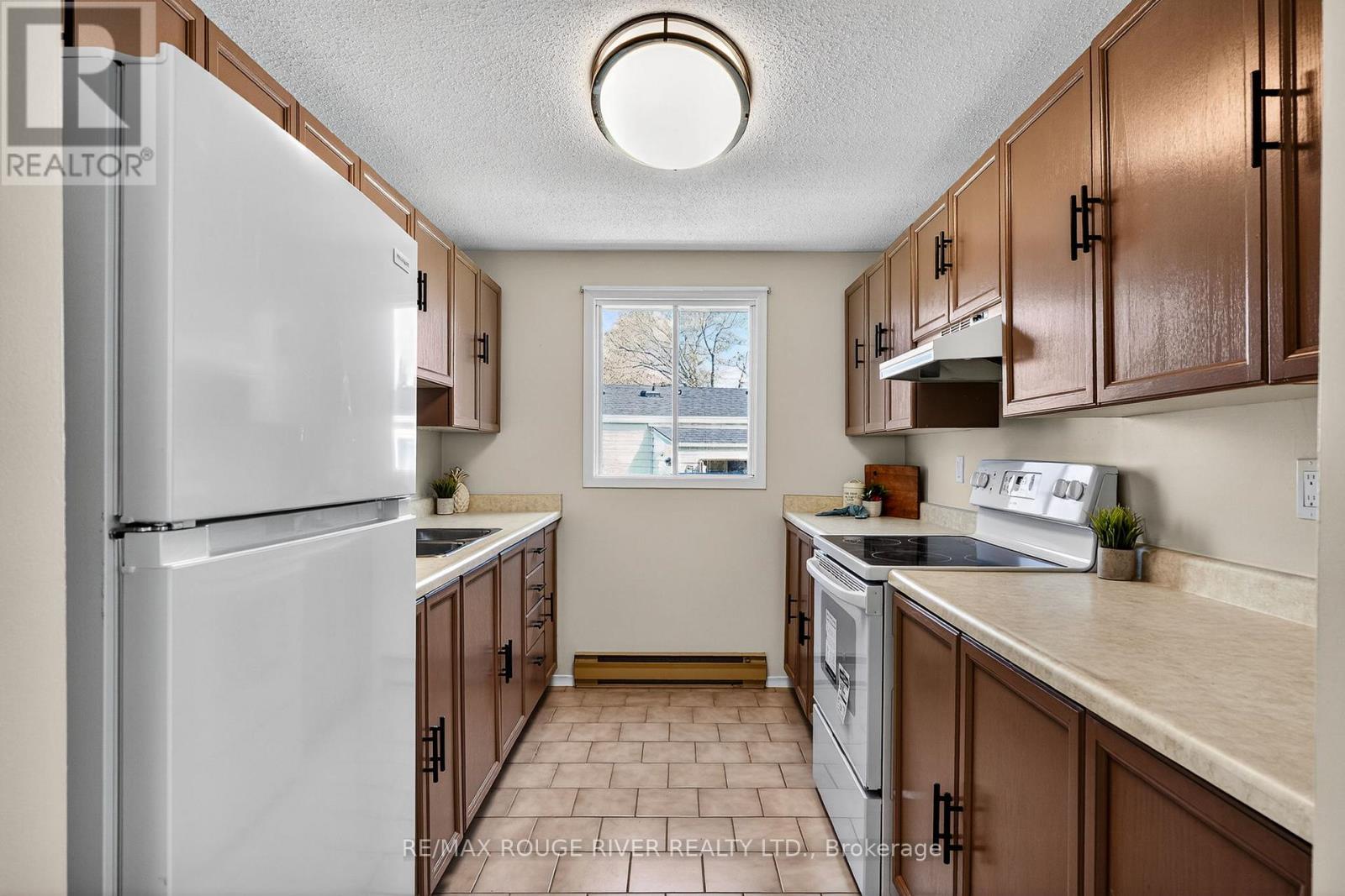 22 Eastbank Road, Clarington (Newcastle), Ontario  L1B 1A4 - Photo 12 - E13629106