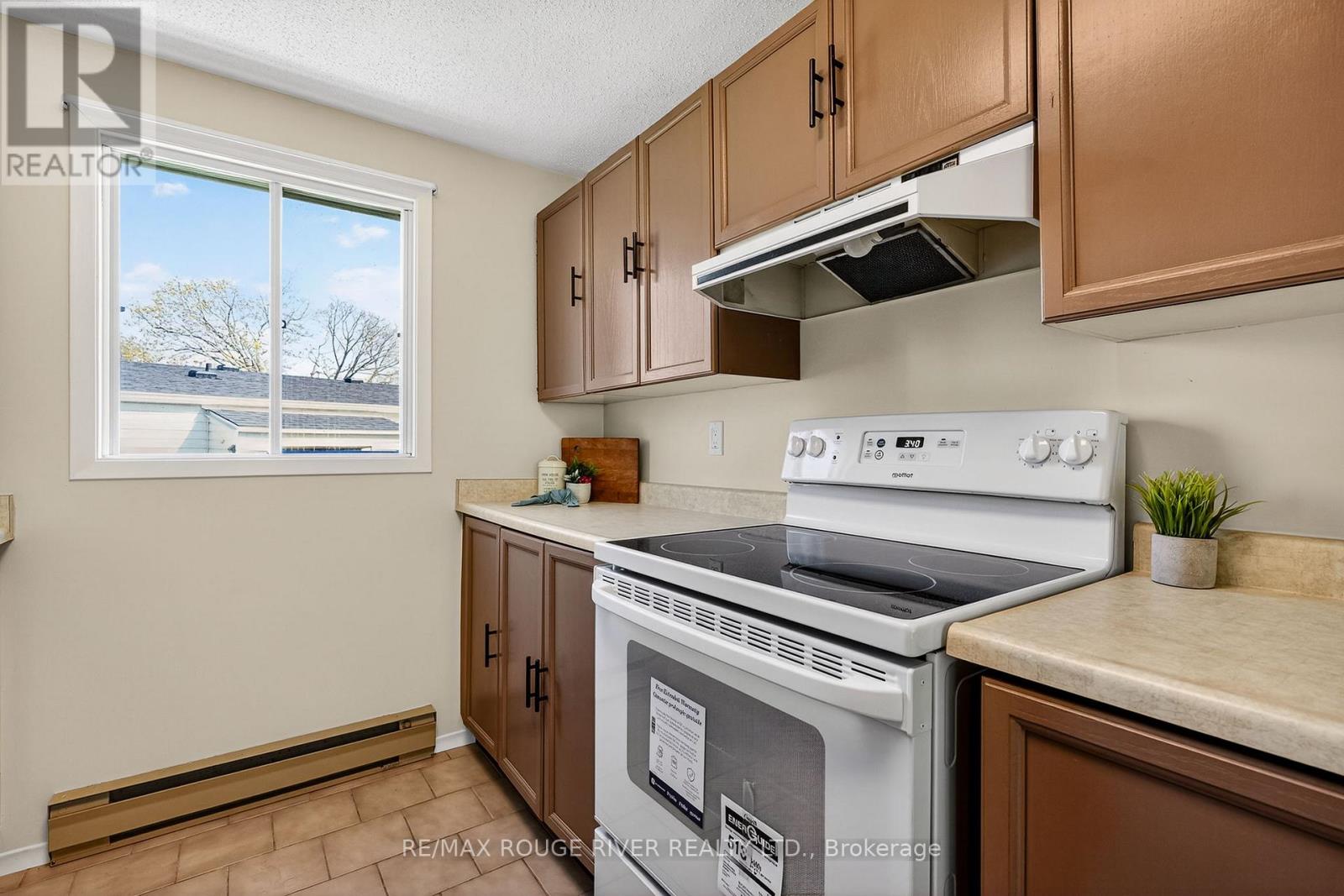 22 Eastbank Road, Clarington (Newcastle), Ontario  L1B 1A4 - Photo 13 - E13629106