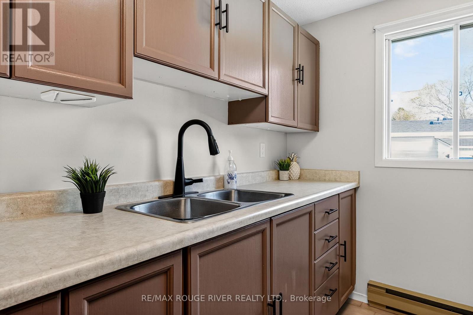22 Eastbank Road, Clarington (Newcastle), Ontario  L1B 1A4 - Photo 14 - E13629106