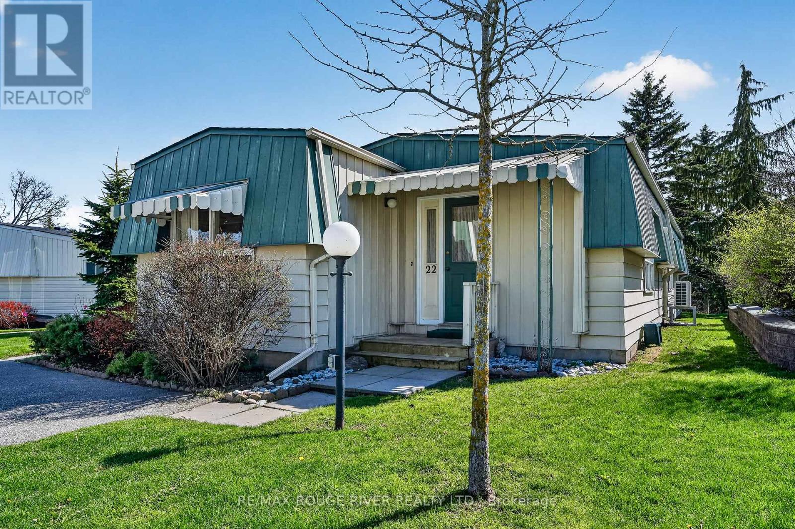 22 Eastbank Road, Clarington (Newcastle), Ontario  L1B 1A4 - Photo 3 - E13629106