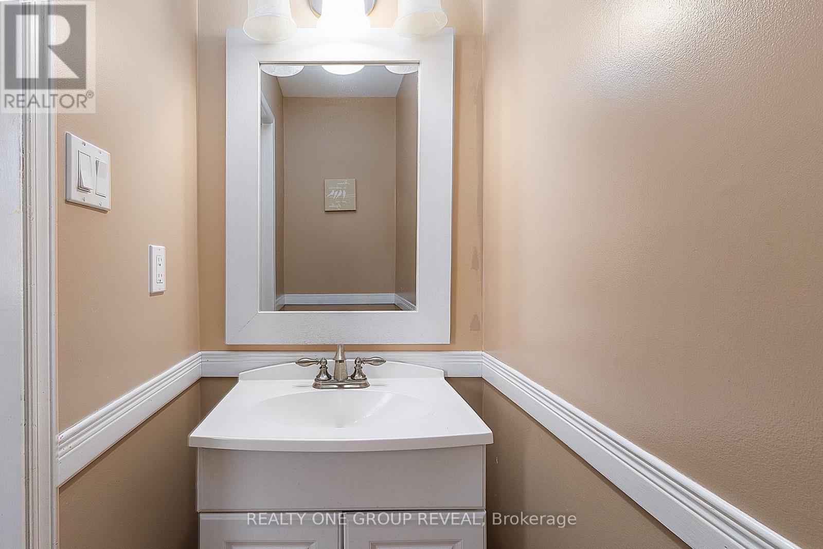 4 Stanford Crescent, Clarington (Newcastle), Ontario  L1B 1G1 - Photo 3 - E13639194