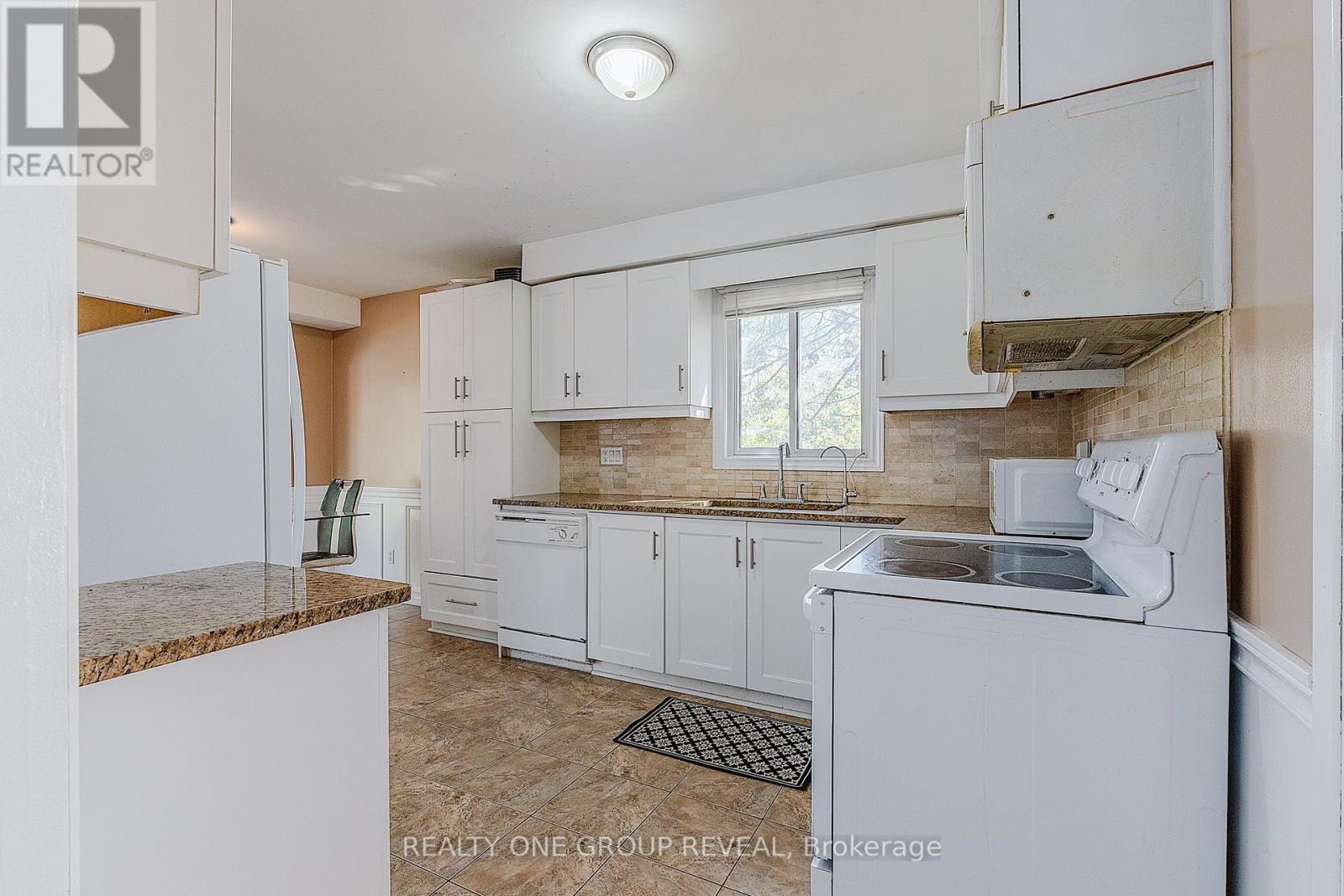 4 Stanford Crescent, Clarington (Newcastle), Ontario  L1B 1G1 - Photo 4 - E13639194