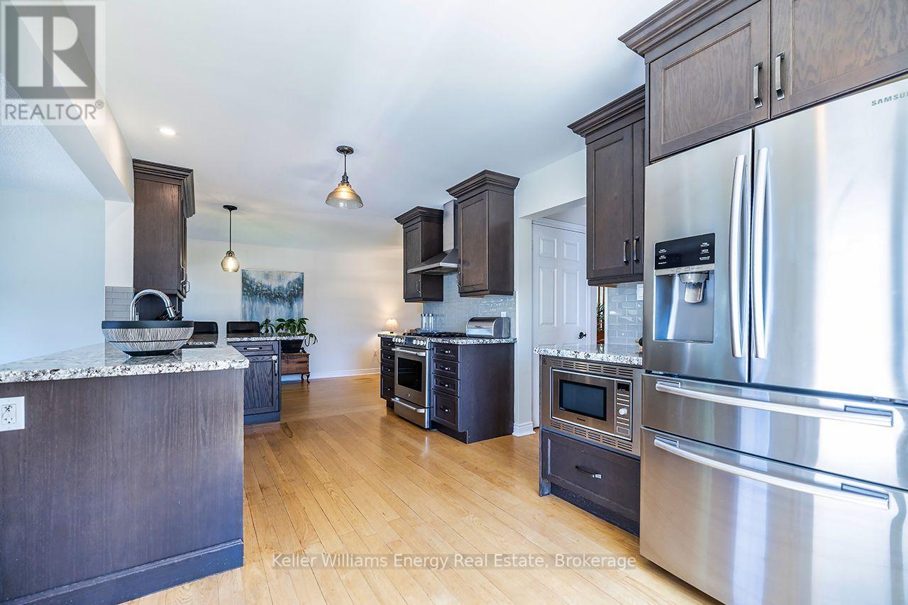 329 Challenger Court, Clarington (Newcastle), Ontario  L1B 1K4 - Photo 2 - E13643870