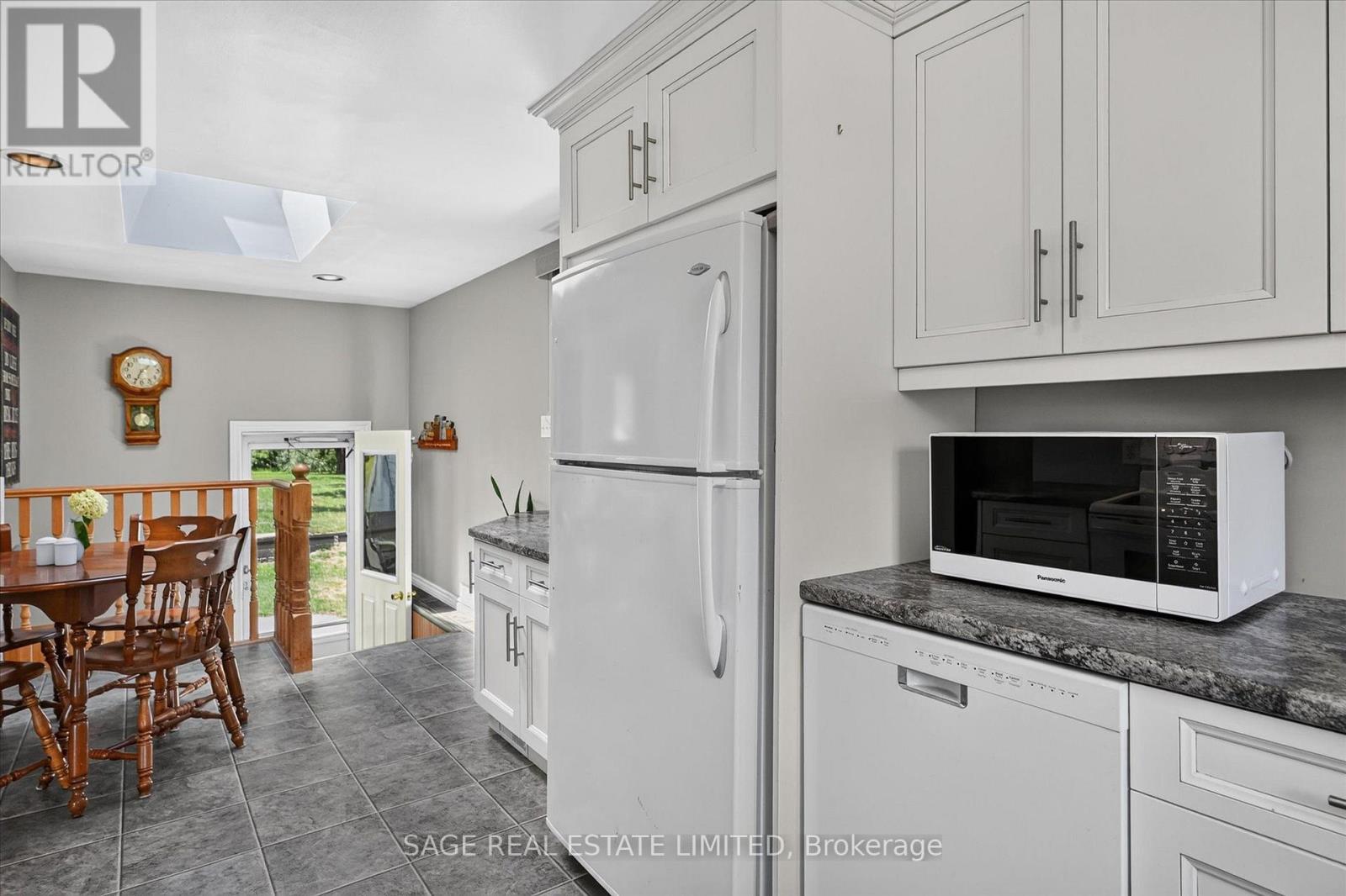 39 Riverside Drive, Kawartha Lakes (Ops), Ontario  K9V 0H6 - Photo 15 - X13643712