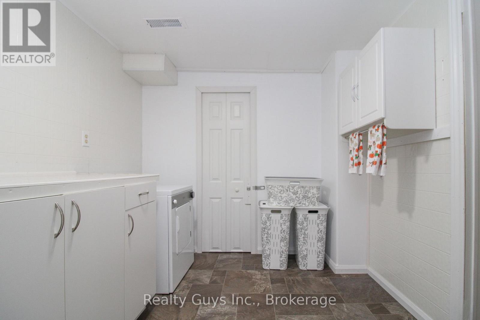734 Crawford Place, Peterborough (Otonabee Ward 1), Ontario  K9J 3X3 - Photo 35 - X13660776