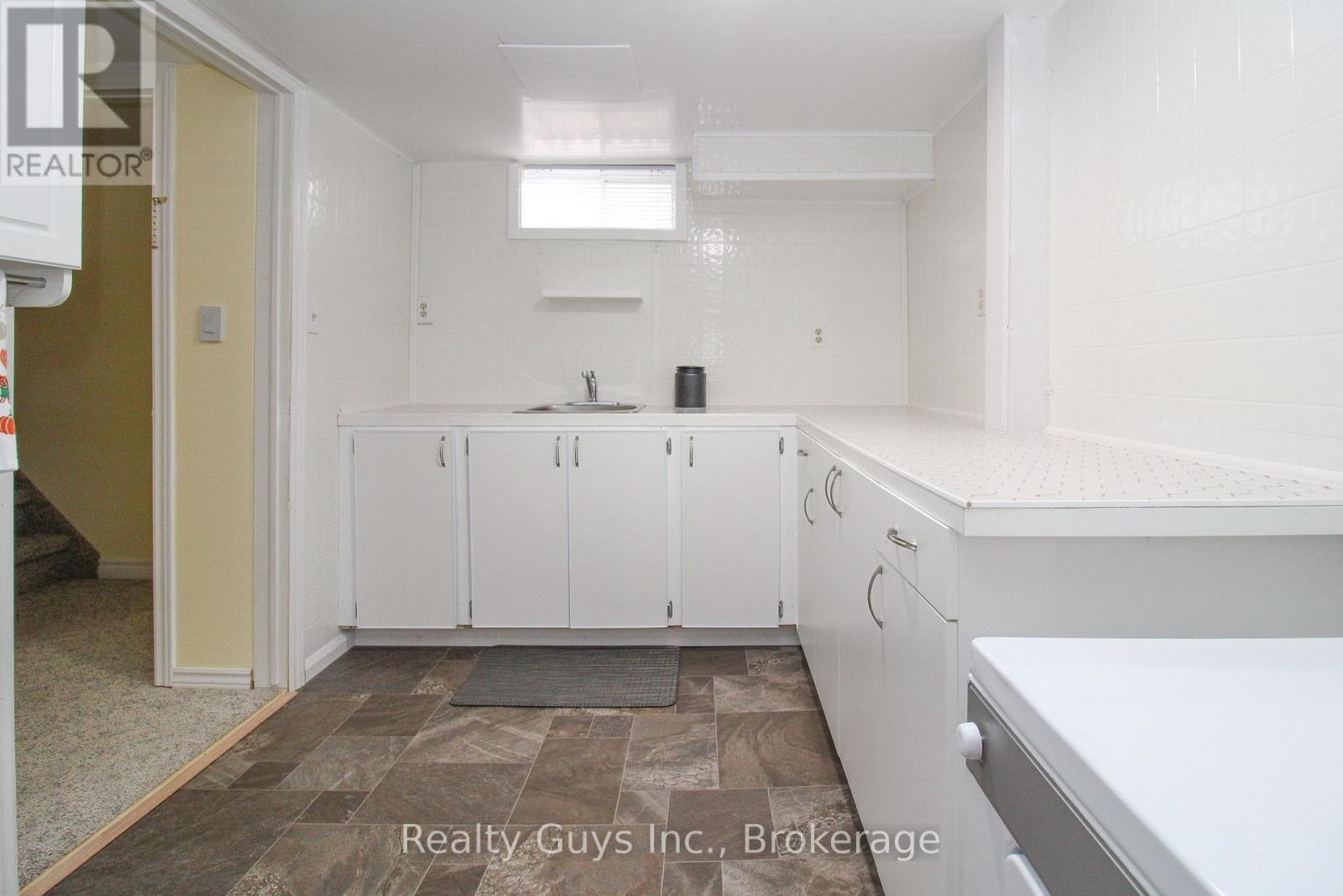 734 Crawford Place, Peterborough (Otonabee Ward 1), Ontario  K9J 3X3 - Photo 36 - X13660776