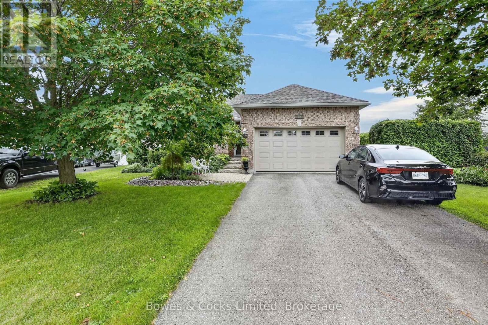 19 Lori Boulevard, Kawartha Lakes (Lindsay), Ontario  K9V 6B6 - Photo 2 - X13665782