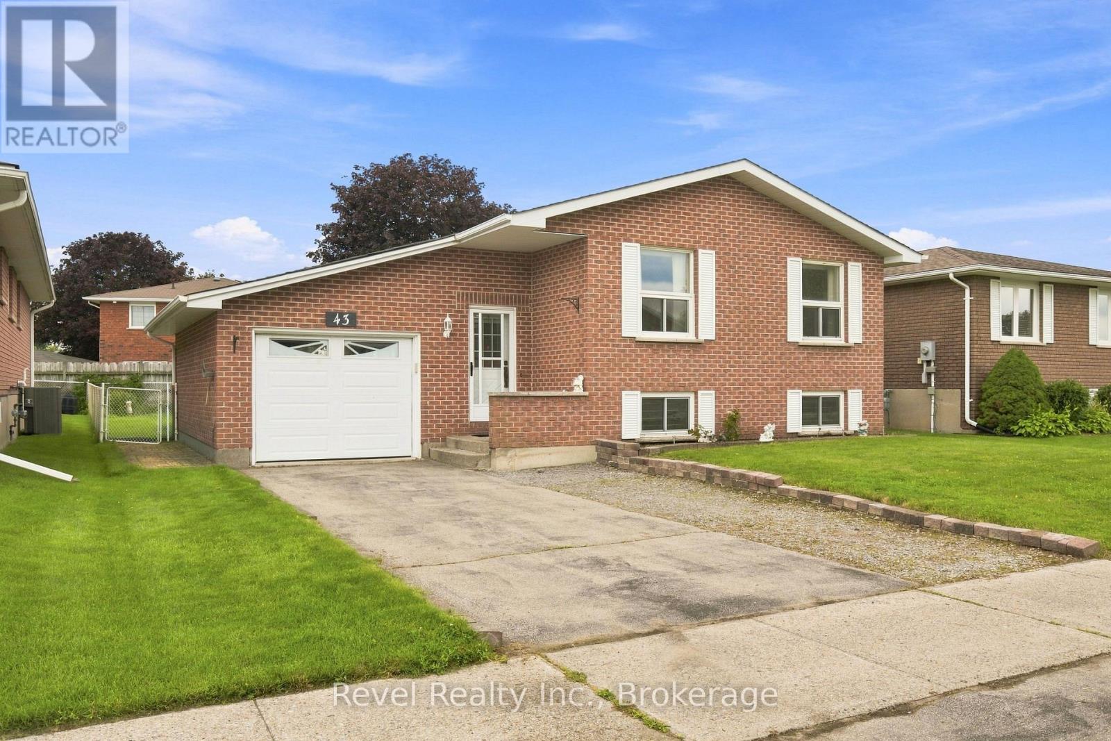 43 Wilson Avenue, Kawartha Lakes (Lindsay), Ontario  K9V 5S3 - Photo 3 - X13665946