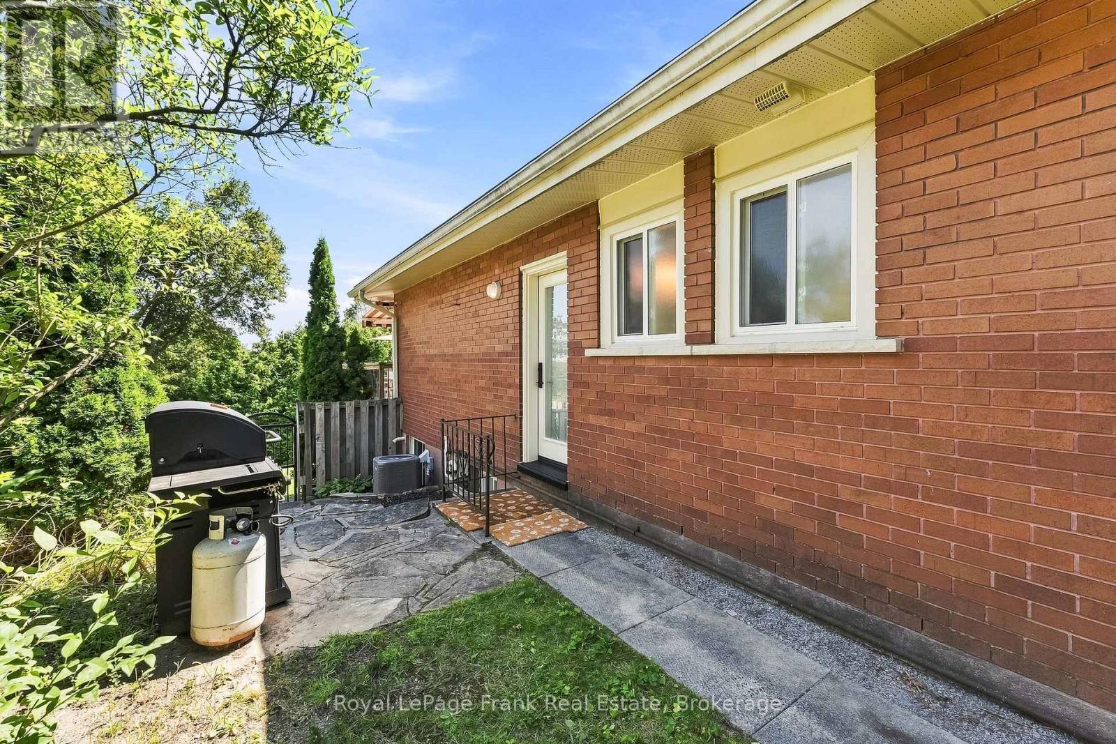 2 Crestwood Avenue, Peterborough (Monaghan Ward 2), Ontario  K9J 1M8 - Photo 31 - X13667614