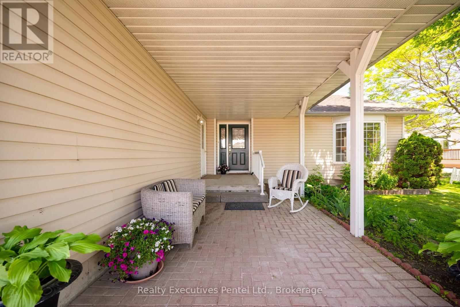 1 Cliff Drive, Clarington (Newcastle), Ontario  L1B 1P2 - Photo 3 - E13671092