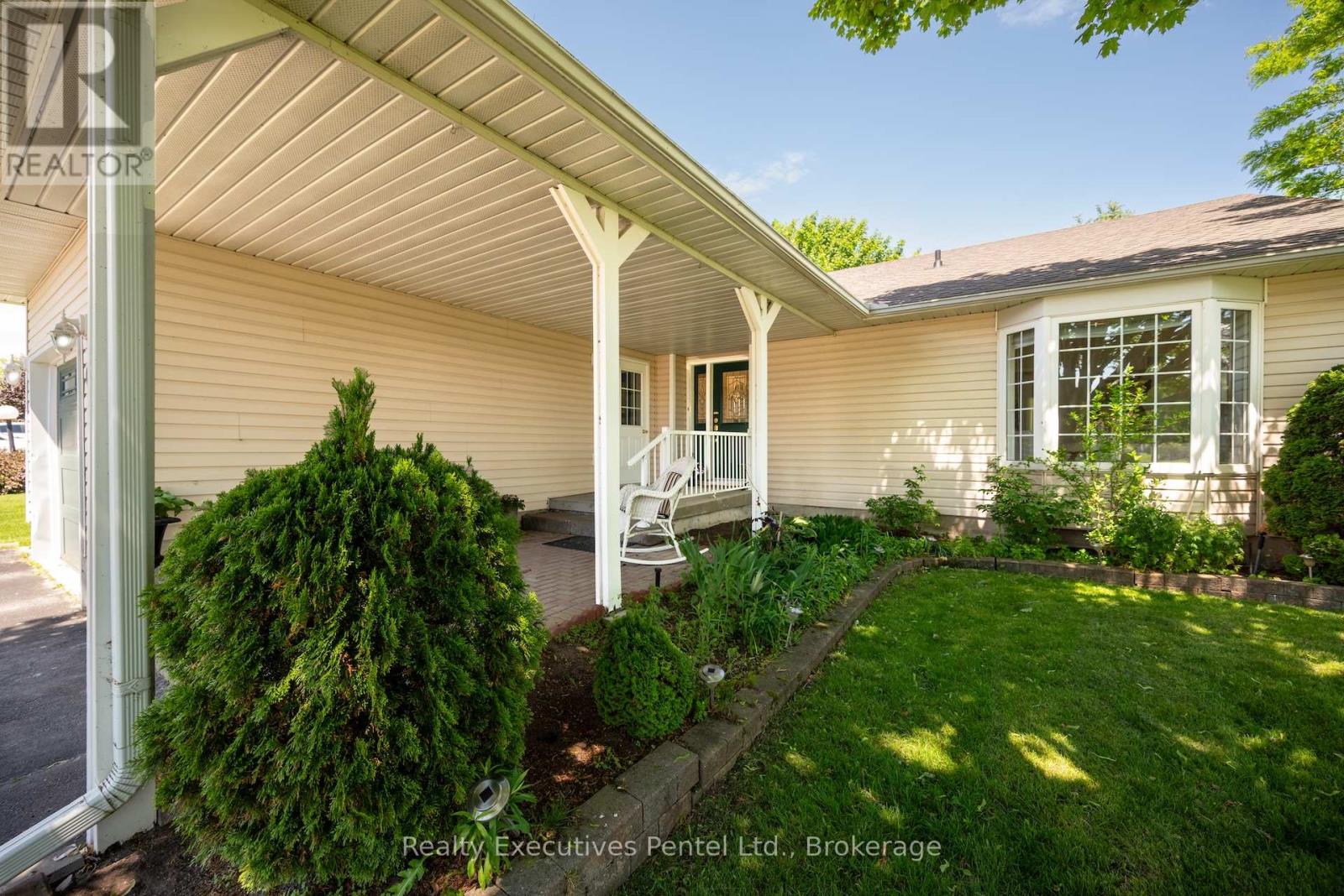 1 Cliff Drive, Clarington (Newcastle), Ontario  L1B 1P2 - Photo 4 - E13671092