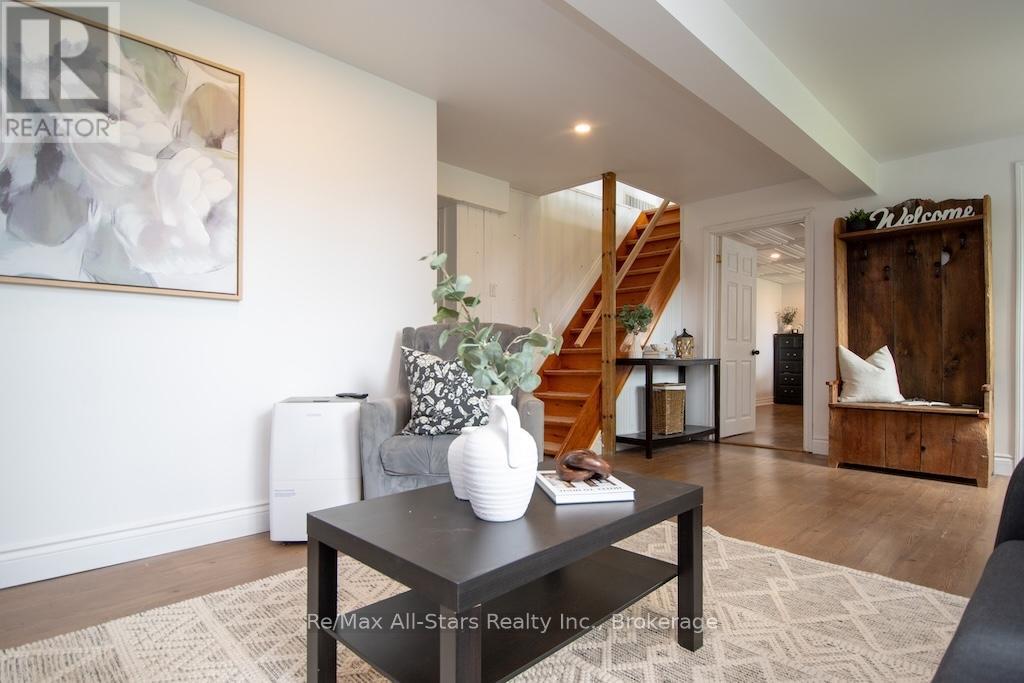 9 Riverside Drive, Kawartha Lakes (Lindsay), Ontario  K9V 0H6 - Photo 8 - X13672558