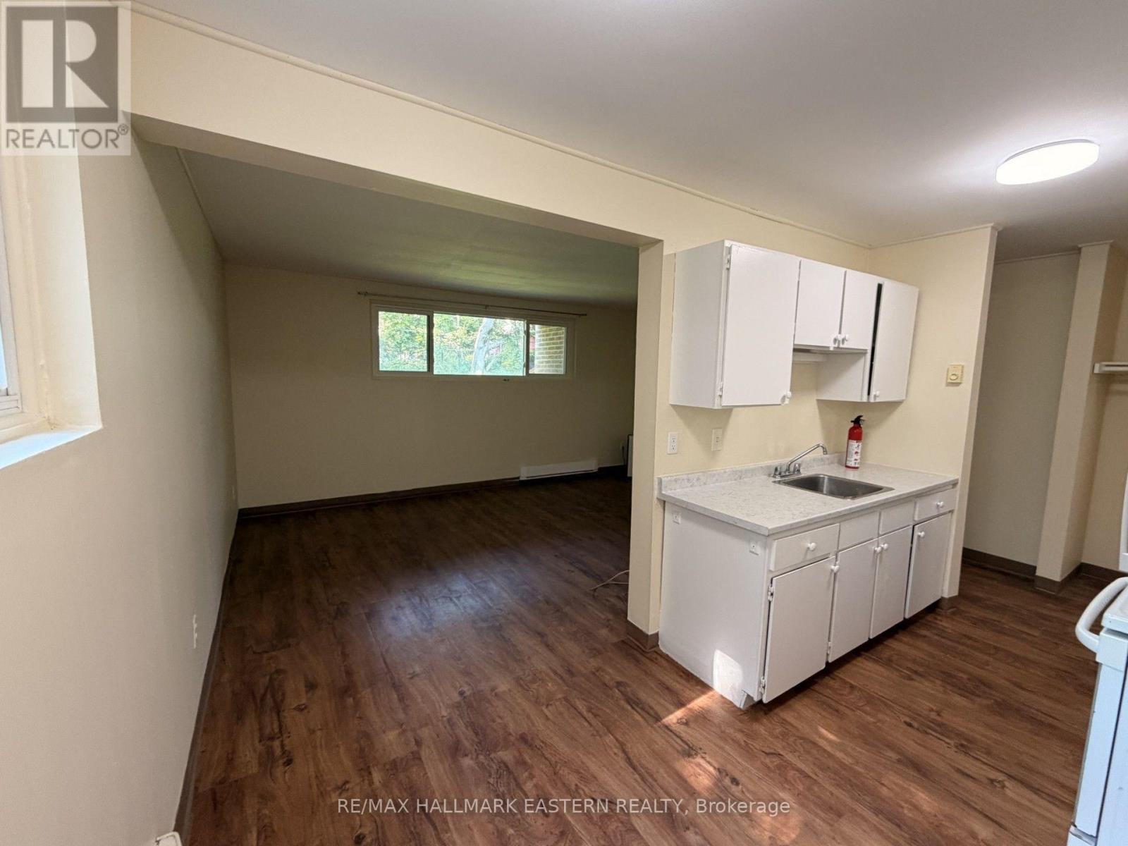 103 - 106 Lansdowne Street, Peterborough (Town Ward 3), Ontario  K9J 1Y1 - Photo 3 - X13683056